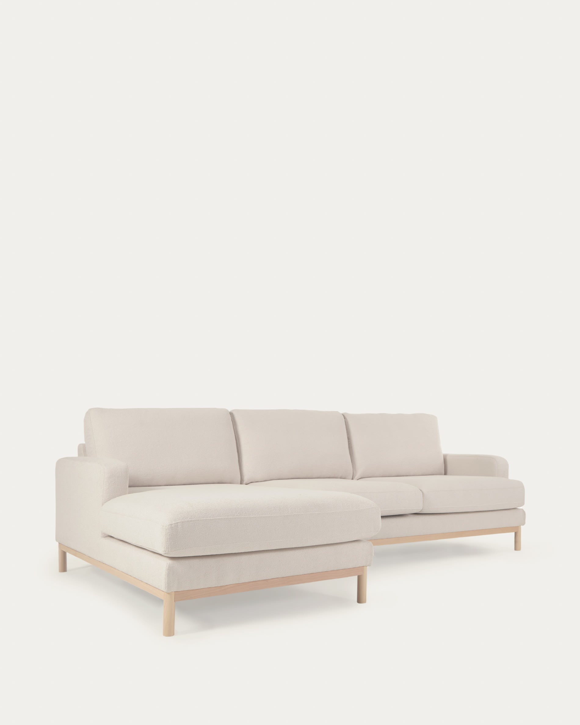 Sofa Mihaela für 3 Sitzer mit Chaise Longue links aus Mikro-Bouclé-Bezug in Weiss 264 cm FSC Mix Credit in Weiß präsentiert im Onlineshop von KAQTU Design AG. 3er Sofa ist von Kave Home