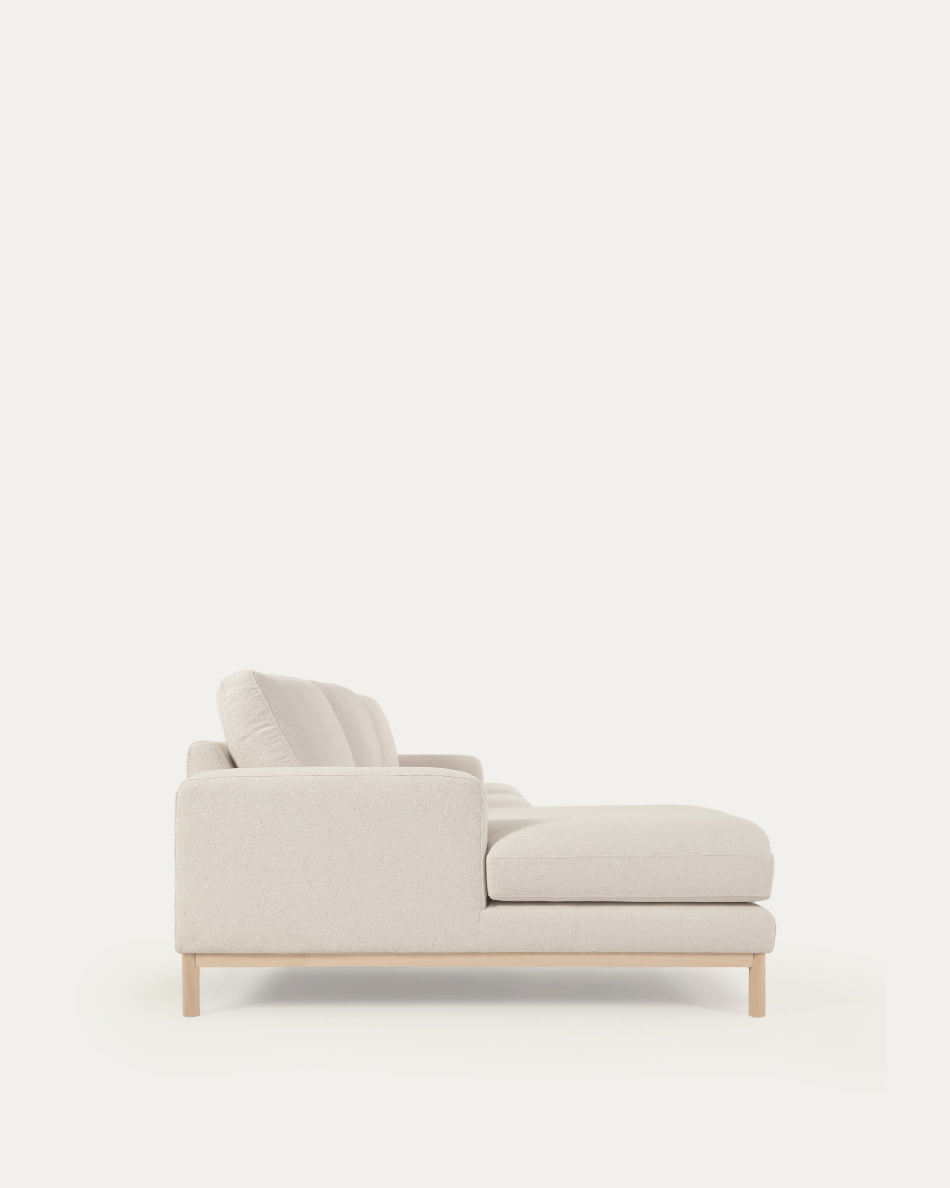 Sofa Mihaela für 3 Sitzer mit Chaise Longue links aus Mikro-Bouclé-Bezug in Weiss 264 cm FSC Mix Credit in Weiß präsentiert im Onlineshop von KAQTU Design AG. 3er Sofa ist von Kave Home