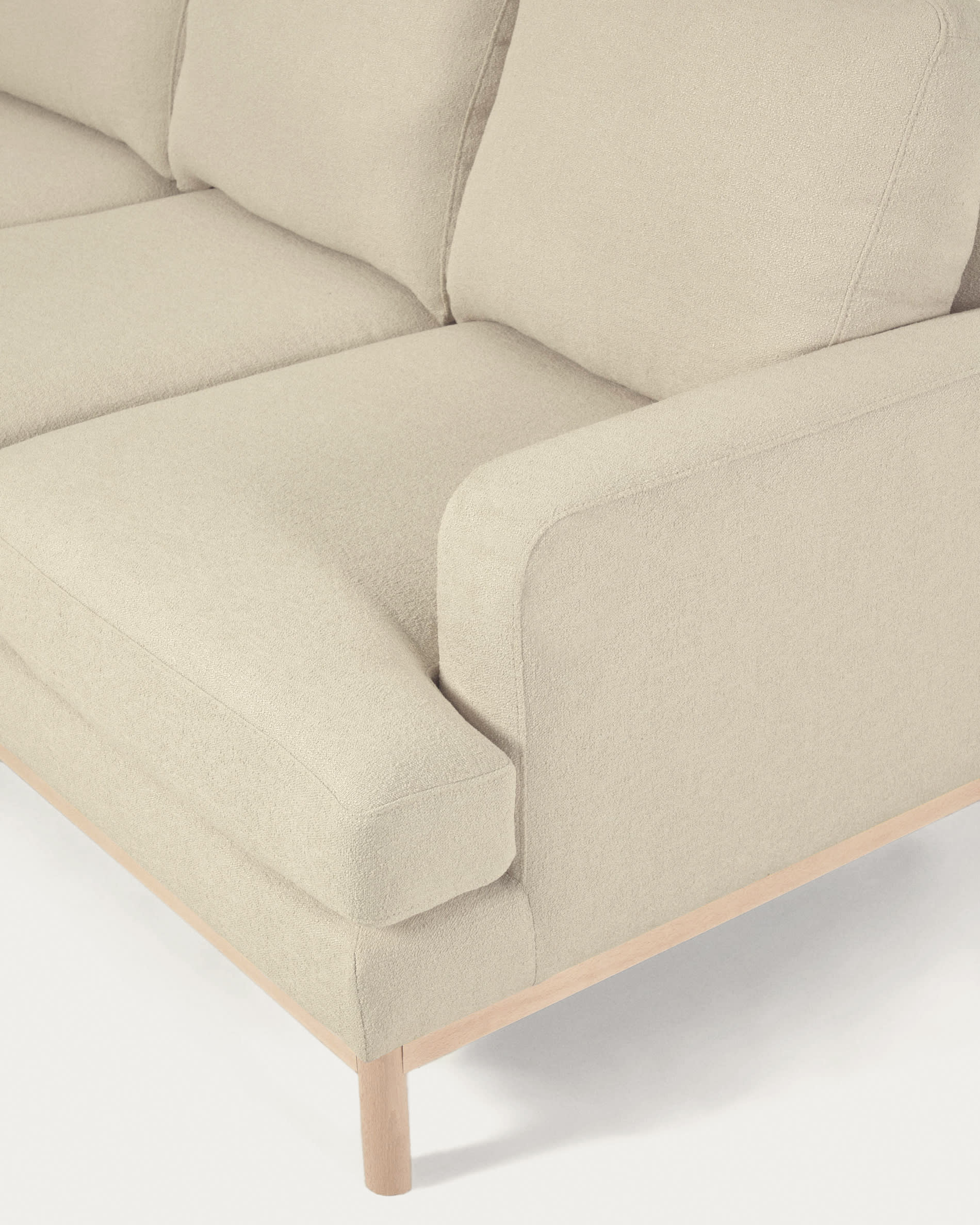 Sofa Mihaela für 3 Sitzer mit Chaise Longue links aus Mikro-Bouclé-Bezug in Weiss 264 cm FSC Mix Credit in Weiß präsentiert im Onlineshop von KAQTU Design AG. 3er Sofa ist von Kave Home