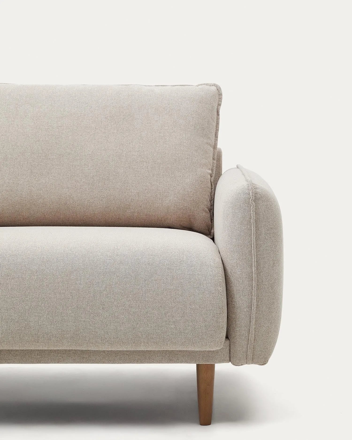 Das Carlota Sofa in Beige: stilvoll, bequem und nachhaltig, mit recycelter Füllung und FSC-zertifiziertem Holz.