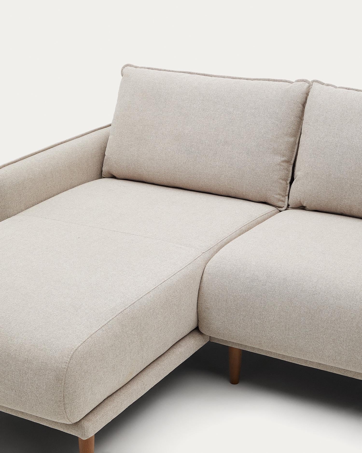 Carlota 3-Sitzer-Sofa mit Chaiselongue rechts/links beige 262 cm FSC Mix Credit in Beige präsentiert im Onlineshop von KAQTU Design AG. 3er Sofa ist von Kave Home