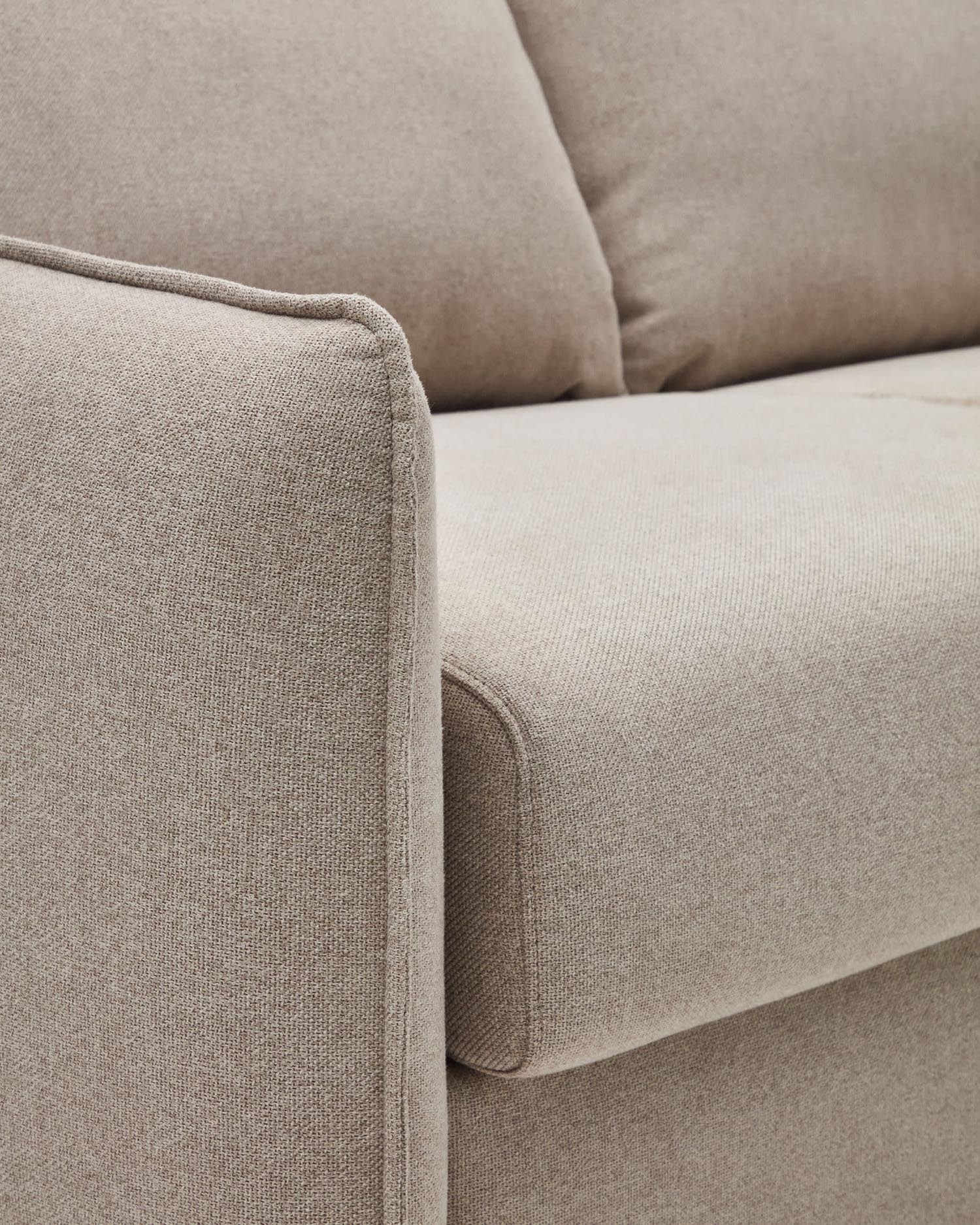 Carlota 2-Sitzer Bettsofa aus Chenille in Beige 140 cm FSC Mix Credit in Beige präsentiert im Onlineshop von KAQTU Design AG. 2er Sofa ist von Kave Home