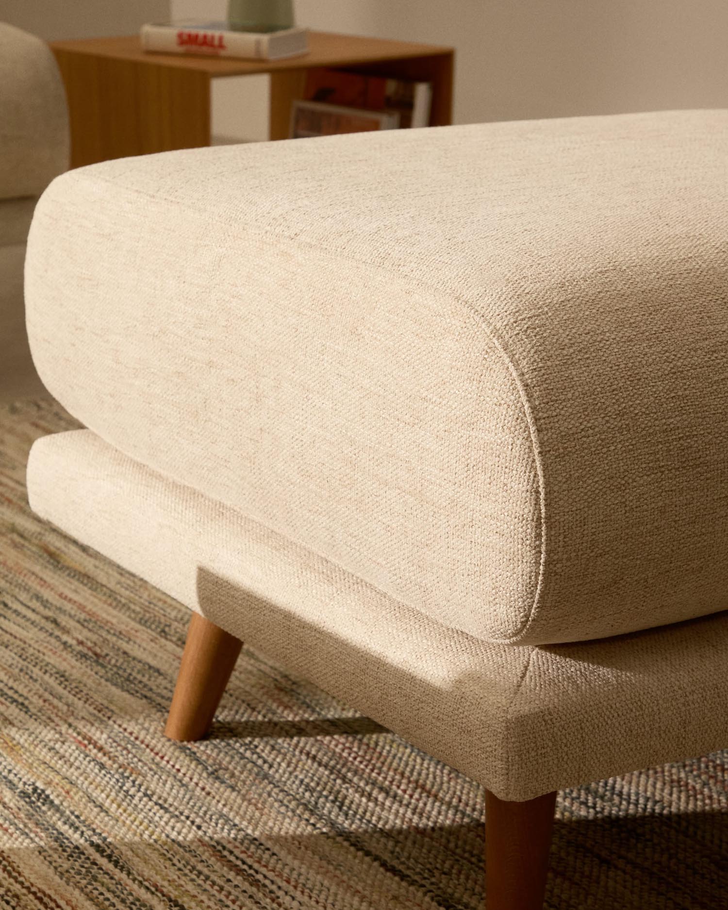 Karin Fusshocker beige Chenille Beine aus massivem Buchenholz 90 x 70 cm in Beige präsentiert im Onlineshop von KAQTU Design AG. Ottoman ist von Kave Home