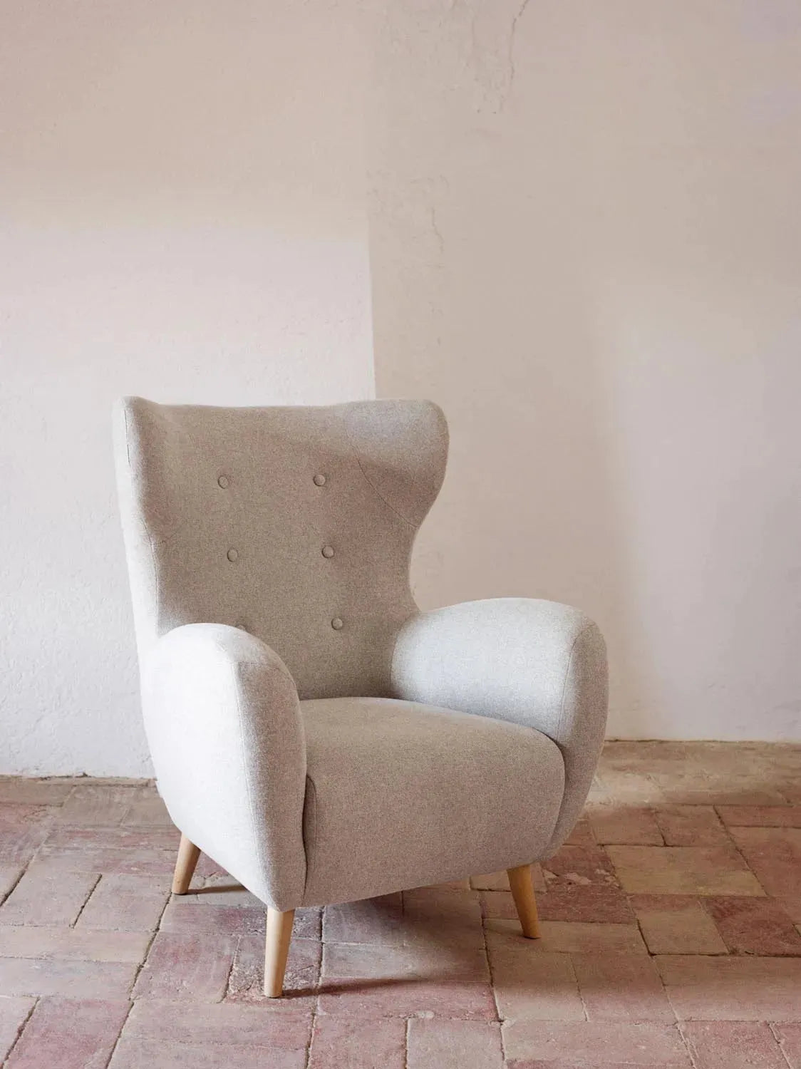 Stilvoller Patio-Sessel in Beige mit robusten Beinen aus Buchenholz.