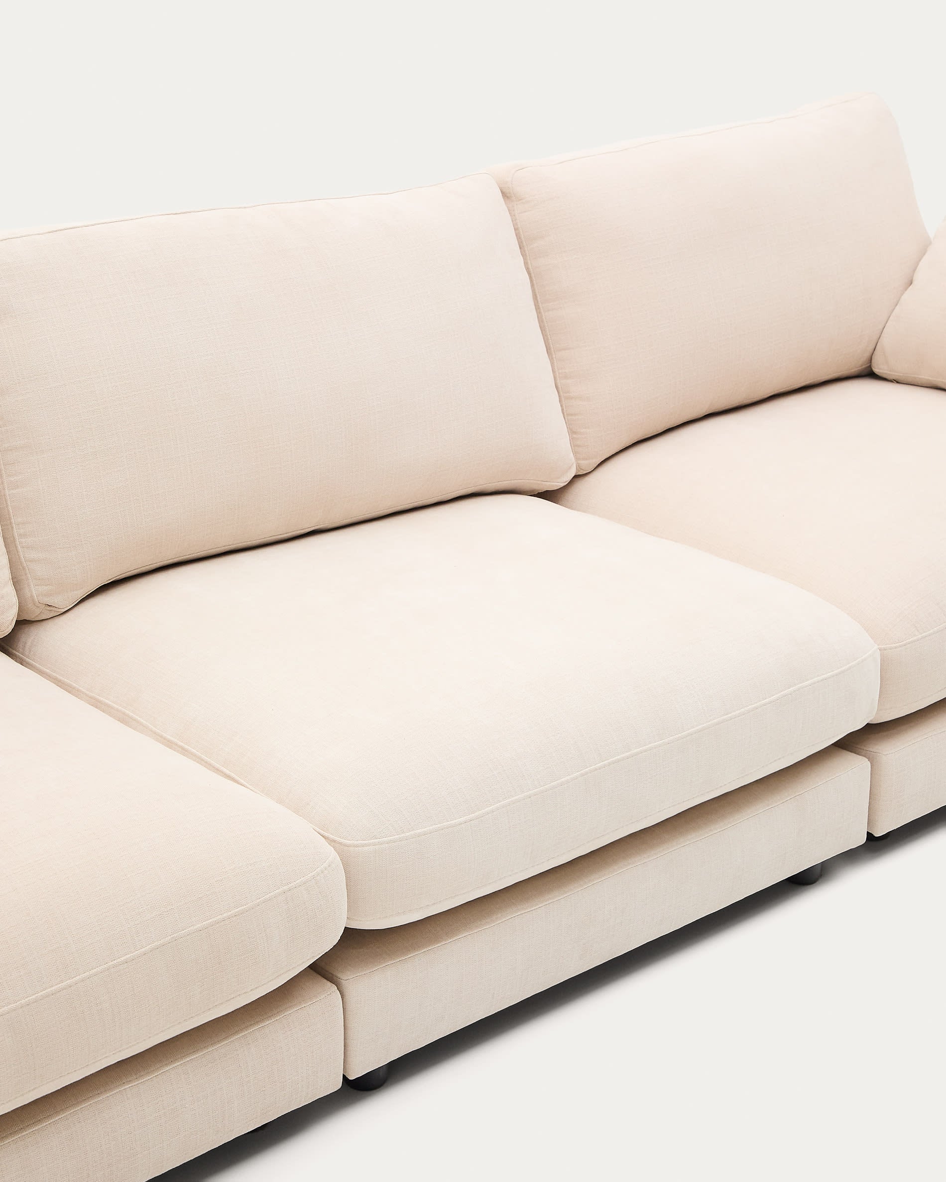 Gala 4-Sitzer-Sofa aus Chenille in Beige FSC Mix Credit 300 cm   in Beige präsentiert im Onlineshop von KAQTU Design AG. 4er Sofa ist von Kave Home