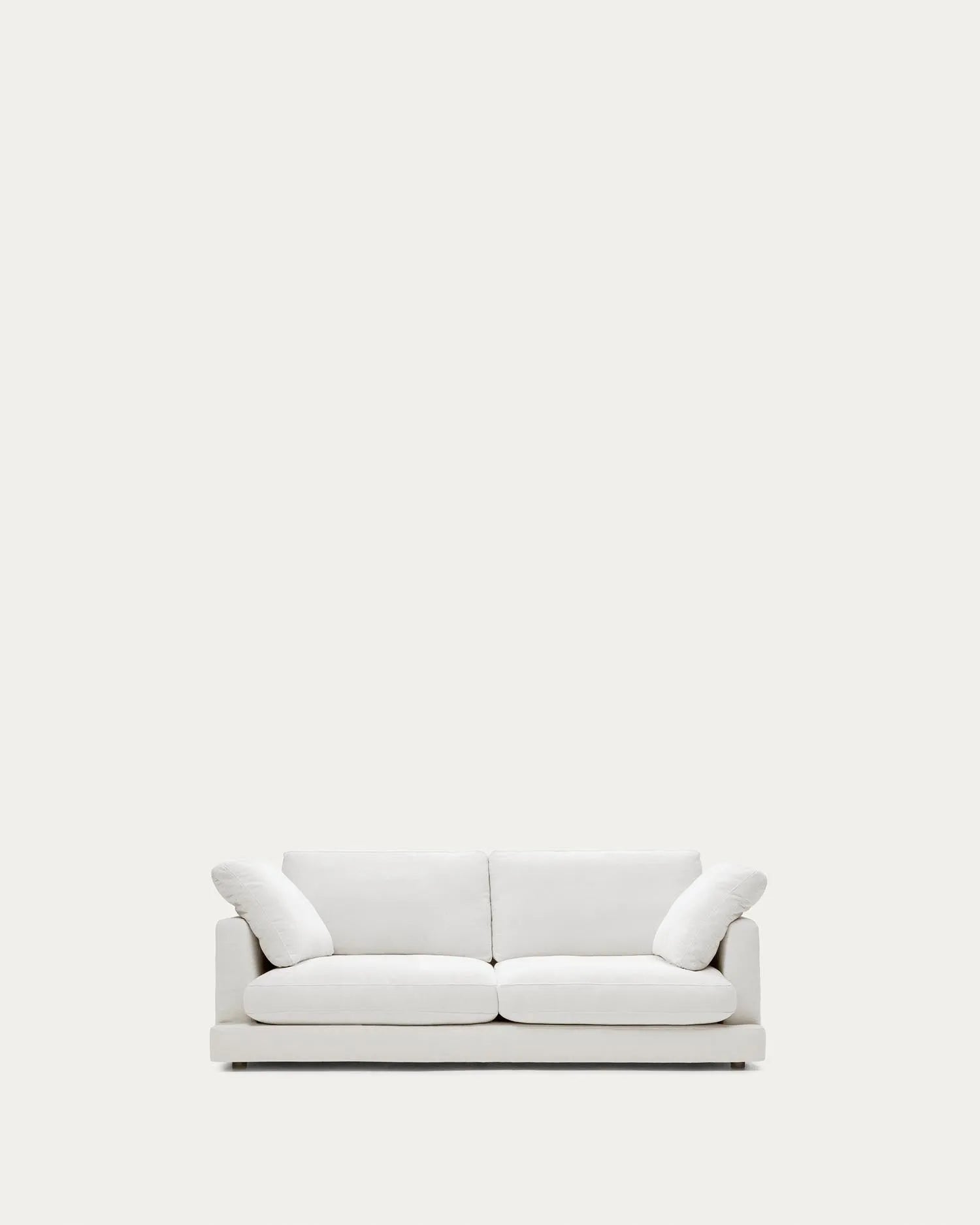 Elegantes, weißes 3-Sitzer-Sofa von Kave Home, 210 cm breit, antibakteriell, pflegeleicht, zeitloses Design.