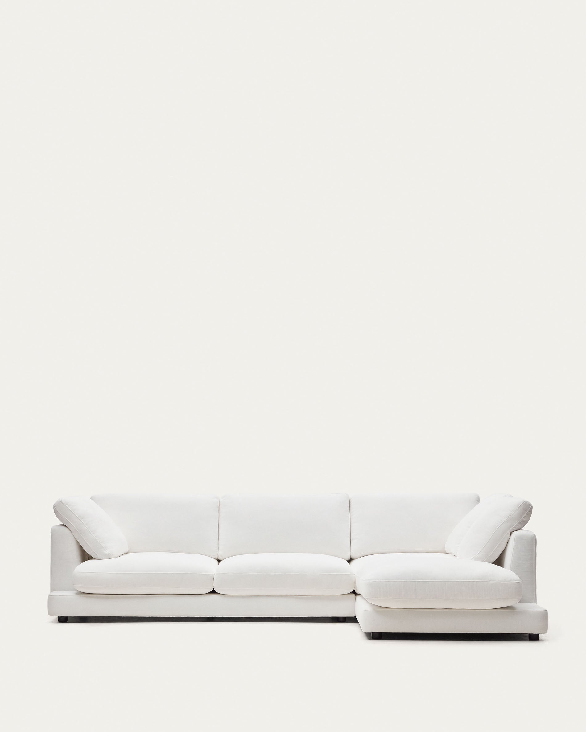 Gala 4-Sitzer-Sofa mit Chaiselongue rechts weiss 300 cm in  präsentiert im Onlineshop von KAQTU Design AG. 4er Sofa ist von Kave Home