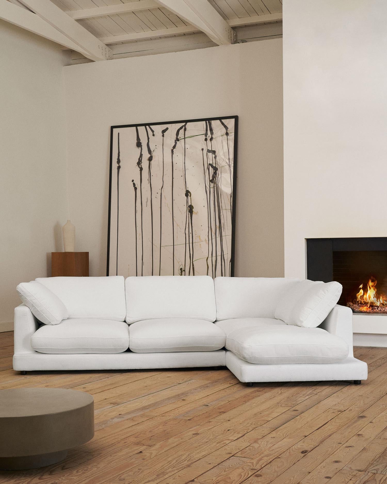 Gala 4-Sitzer-Sofa mit Chaiselongue rechts weiss 300 cm in  präsentiert im Onlineshop von KAQTU Design AG. 4er Sofa ist von Kave Home