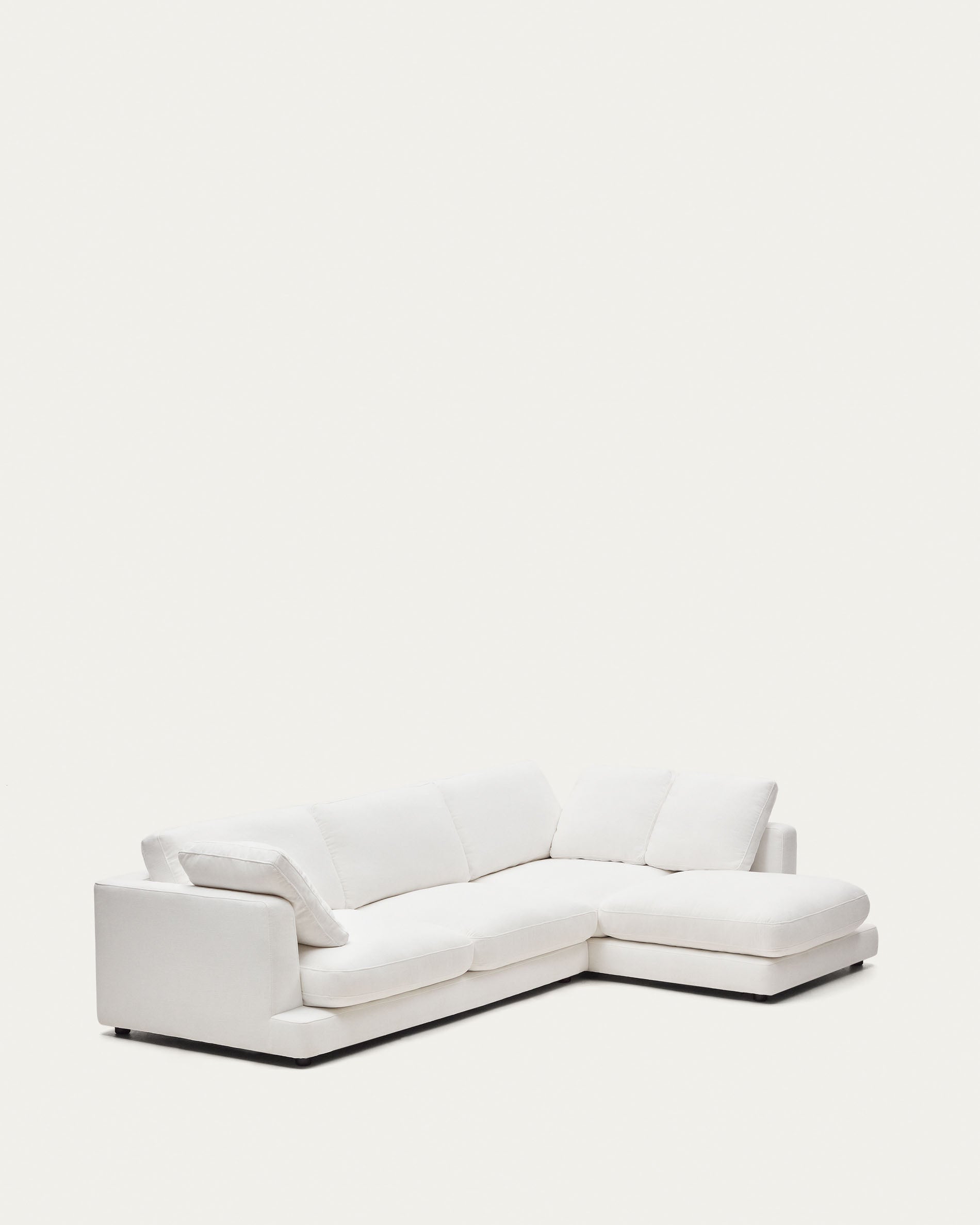 Gala 4-Sitzer-Sofa mit Chaiselongue rechts weiss 300 cm in  präsentiert im Onlineshop von KAQTU Design AG. 4er Sofa ist von Kave Home