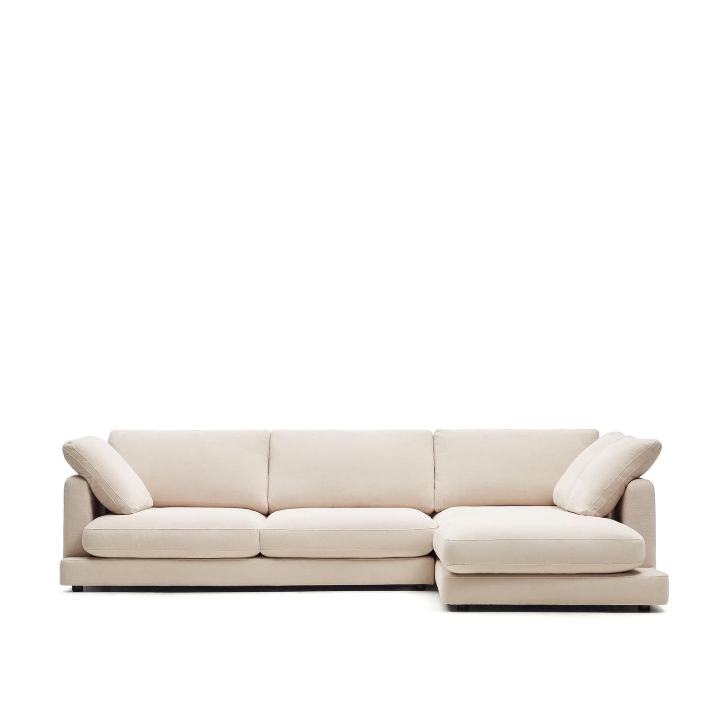 Gala 4-Sitzer-Sofa mit Chaiselongue rechts beige 300 cm in Beige präsentiert im Onlineshop von KAQTU Design AG. 4er Sofa ist von Kave Home