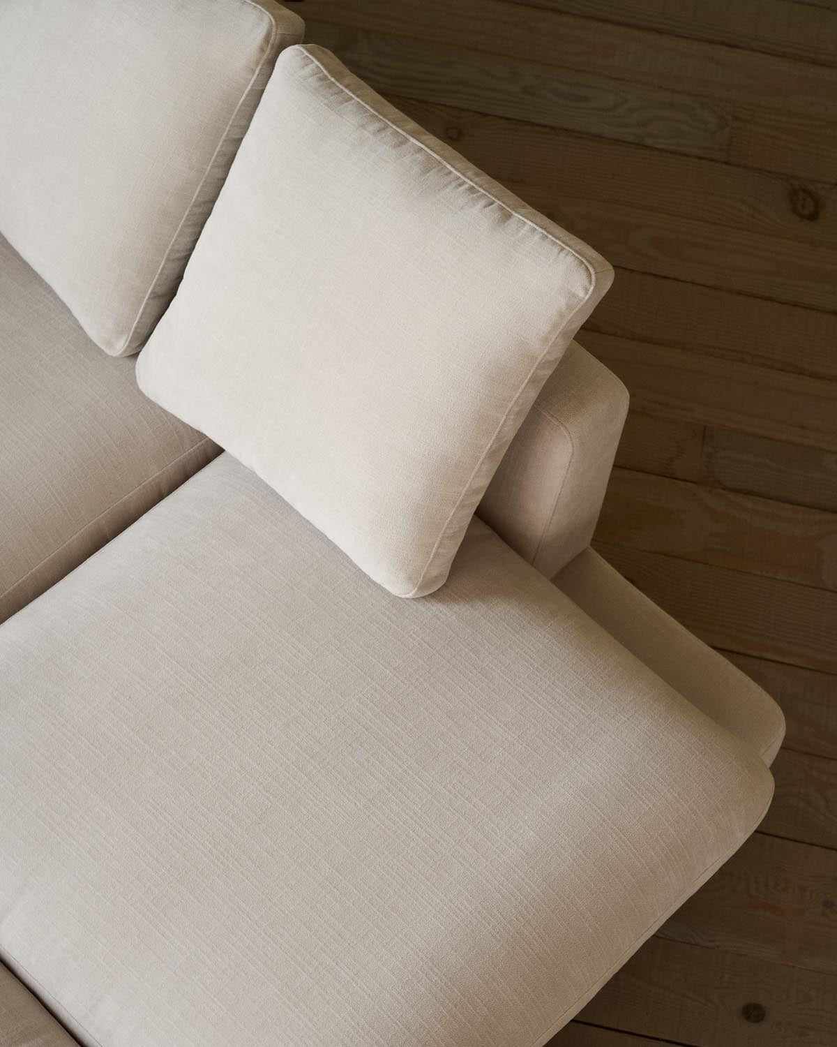 Gala 4-Sitzer-Sofa mit Chaiselongue rechts beige 300 cm in Beige präsentiert im Onlineshop von KAQTU Design AG. 4er Sofa ist von Kave Home