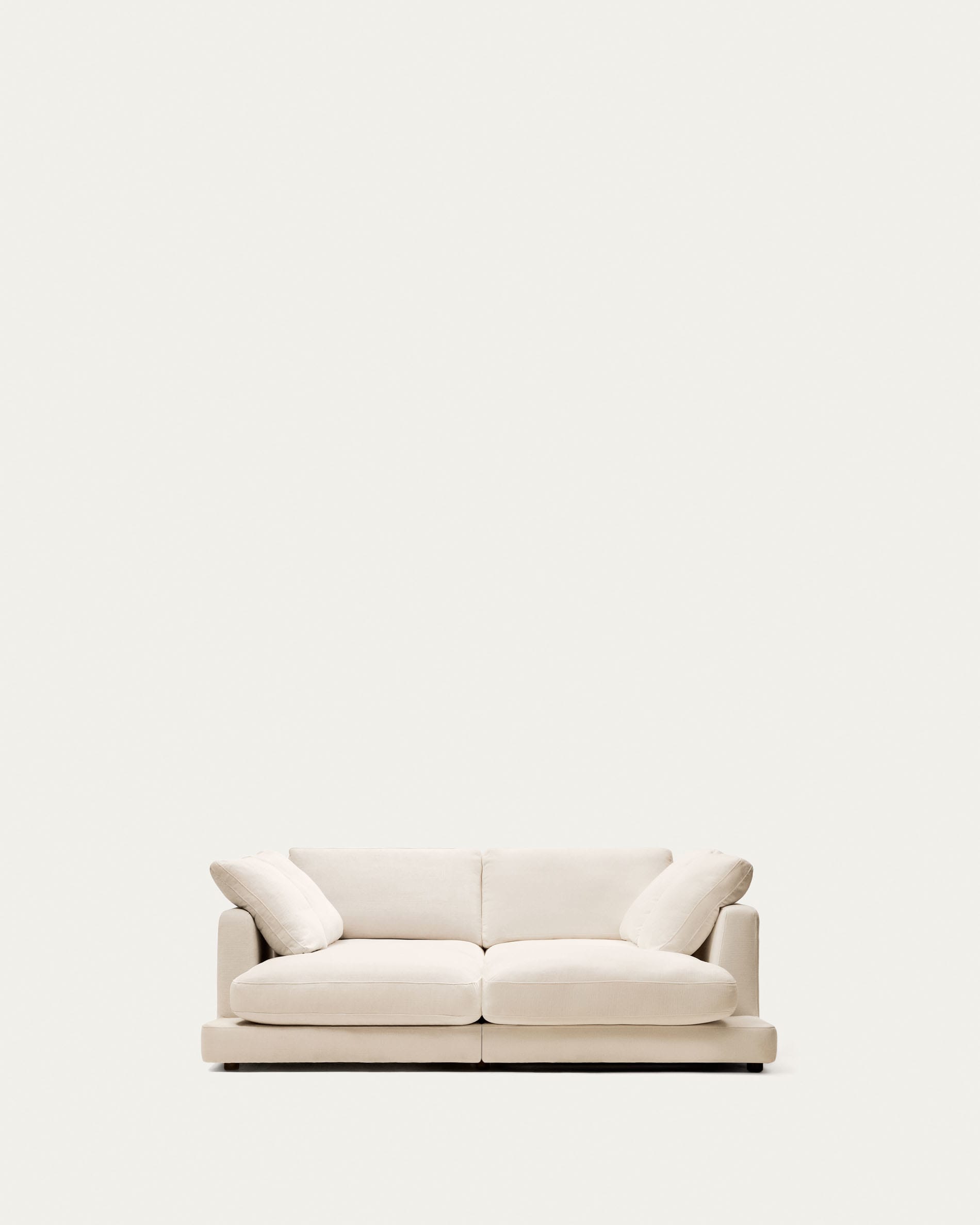 Gala 3-Sitzer Sofa mit doppelter Chaiselongue beige 210 cm in Beige präsentiert im Onlineshop von KAQTU Design AG. 3er Sofa ist von Kave Home