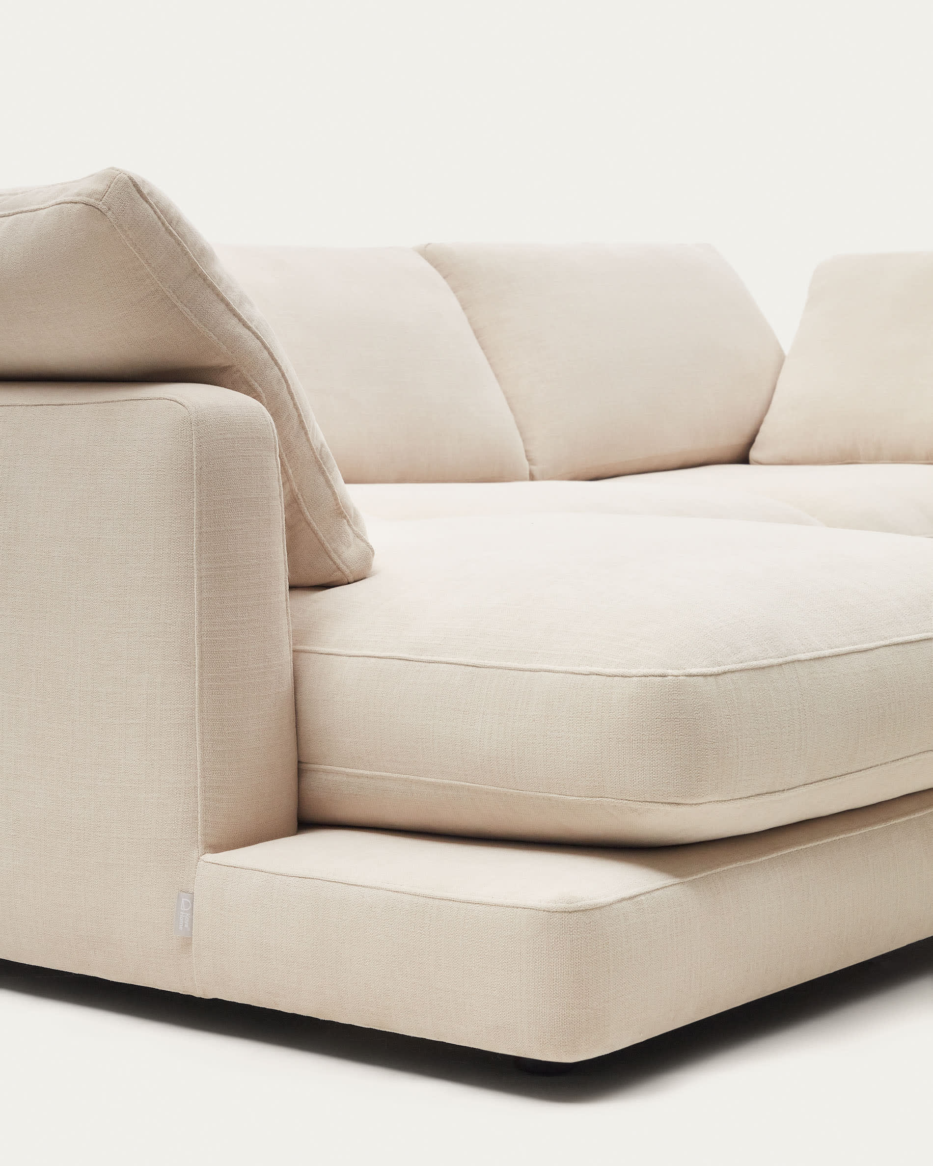 Gala 3-Sitzer Sofa mit doppelter Chaiselongue beige 210 cm in Beige präsentiert im Onlineshop von KAQTU Design AG. 3er Sofa ist von Kave Home