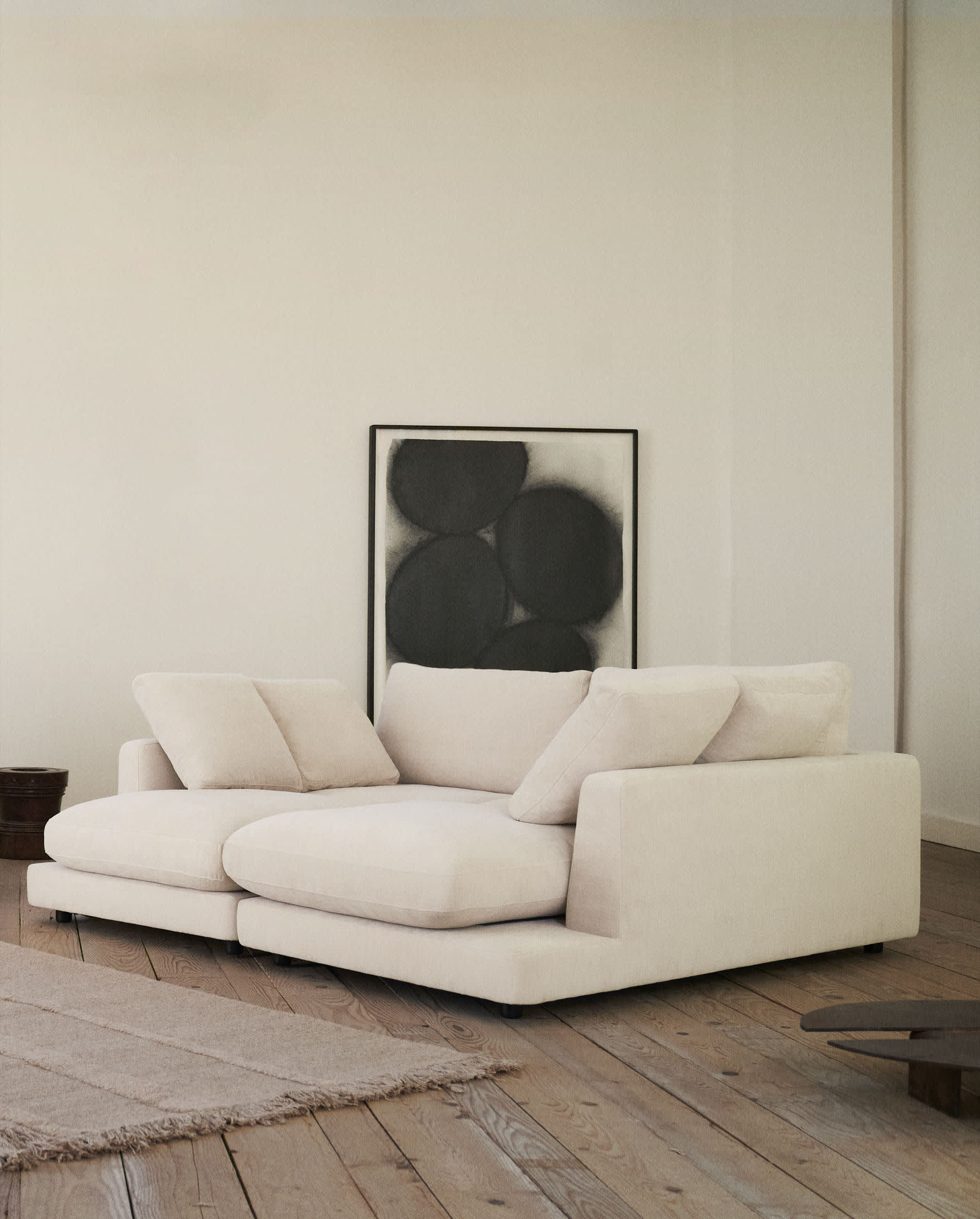 Gala 3-Sitzer Sofa mit doppelter Chaiselongue beige 210 cm in Beige präsentiert im Onlineshop von KAQTU Design AG. 3er Sofa ist von Kave Home