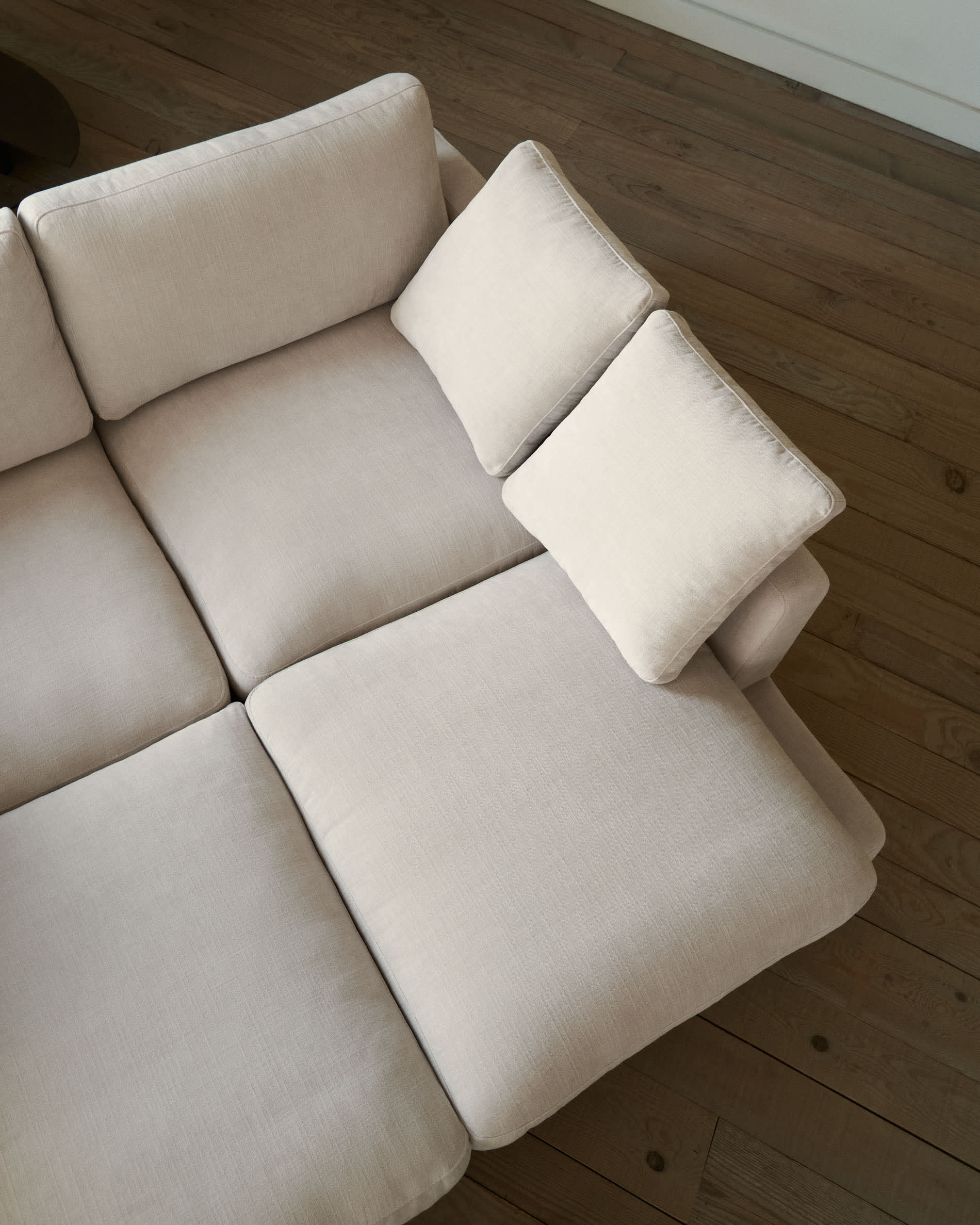 Gala 3-Sitzer Sofa mit doppelter Chaiselongue beige 210 cm in Beige präsentiert im Onlineshop von KAQTU Design AG. 3er Sofa ist von Kave Home