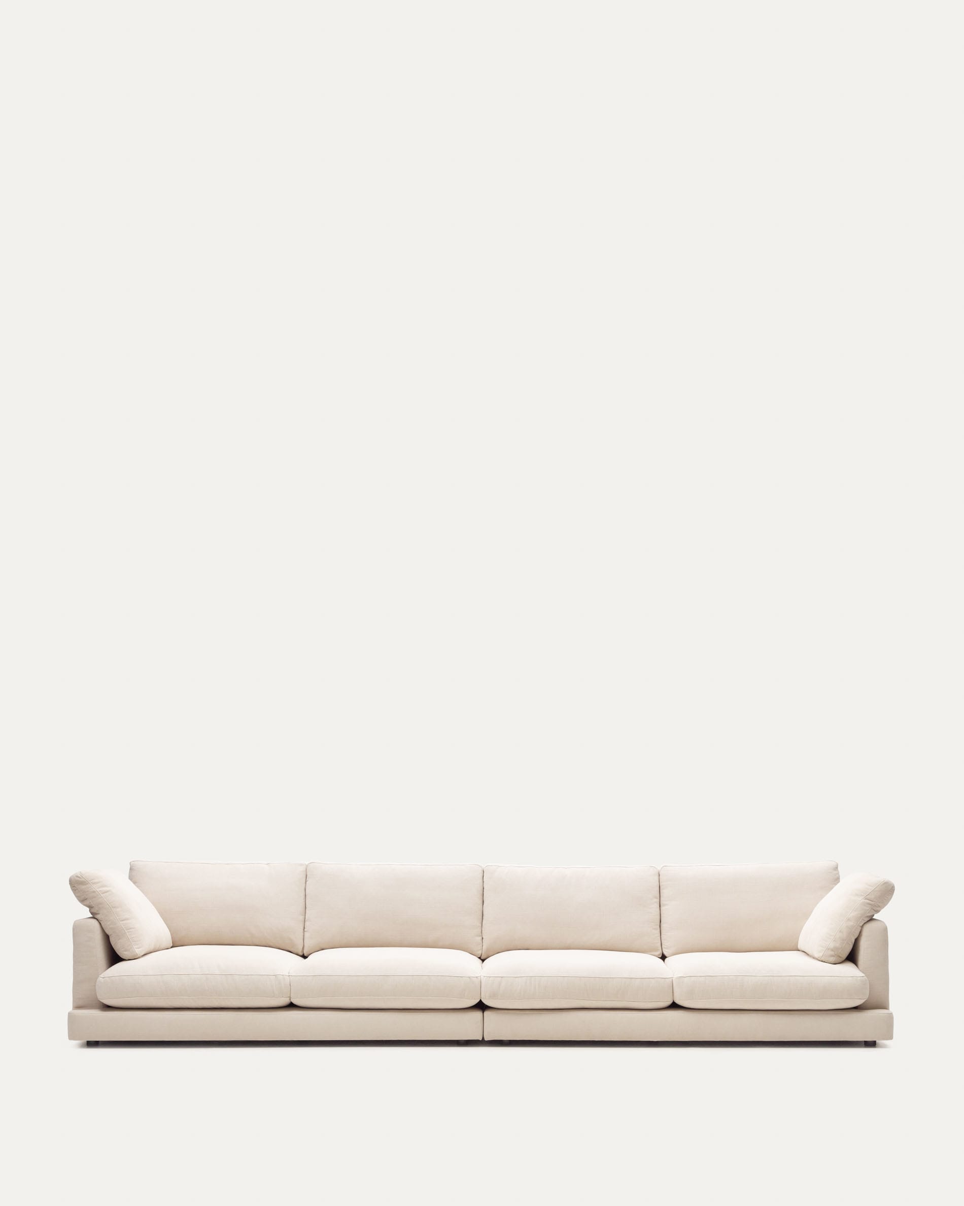 Gala 6-Sitzer-Sofa beige 390 cm in Beige präsentiert im Onlineshop von KAQTU Design AG. 5er Sofa ist von Kave Home