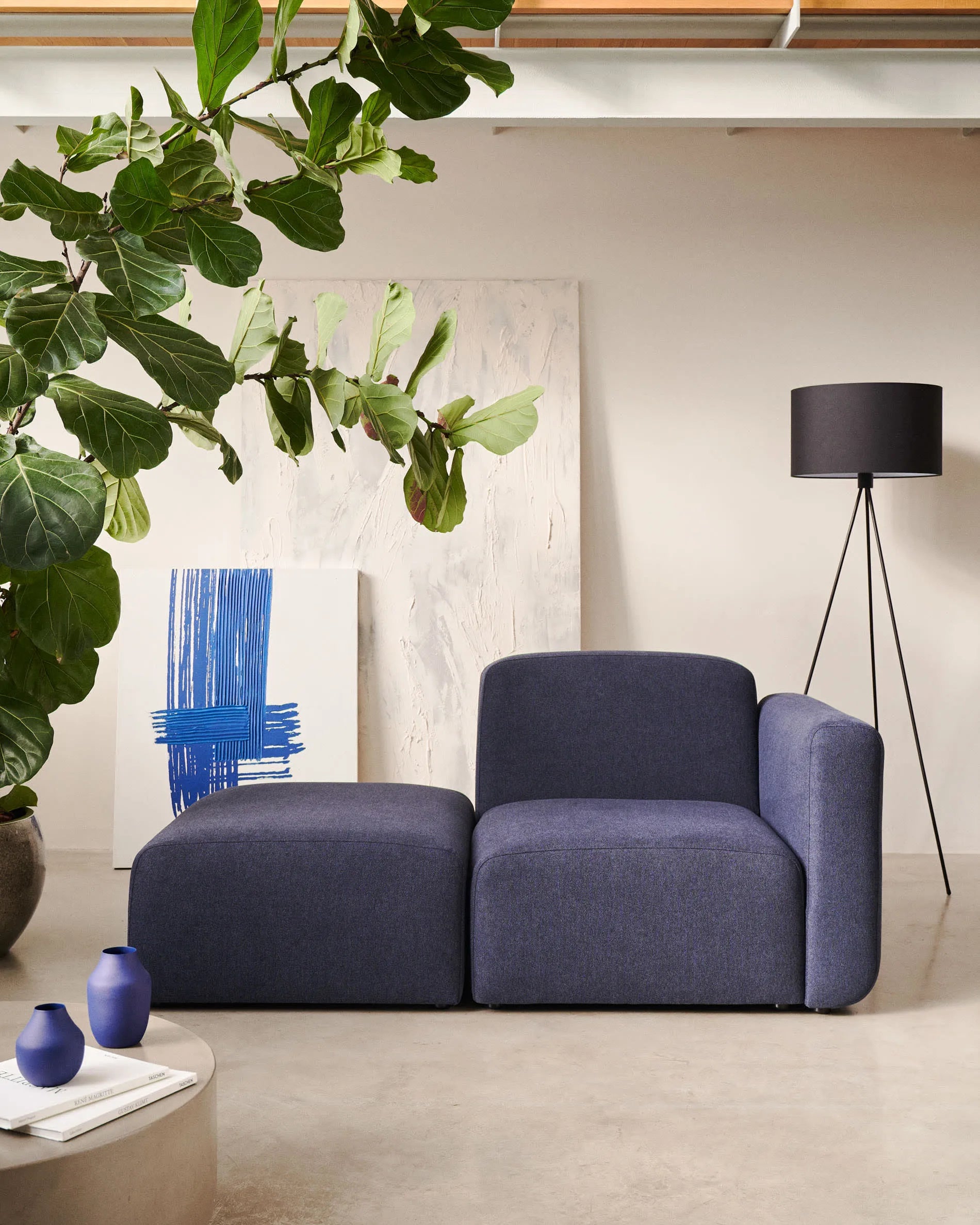 Elegantes, modulares 1-Sitzer-Sofa in Blau, nachhaltig aus FSC-zertifiziertem Holz, bietet Flexibilität und Komfort.