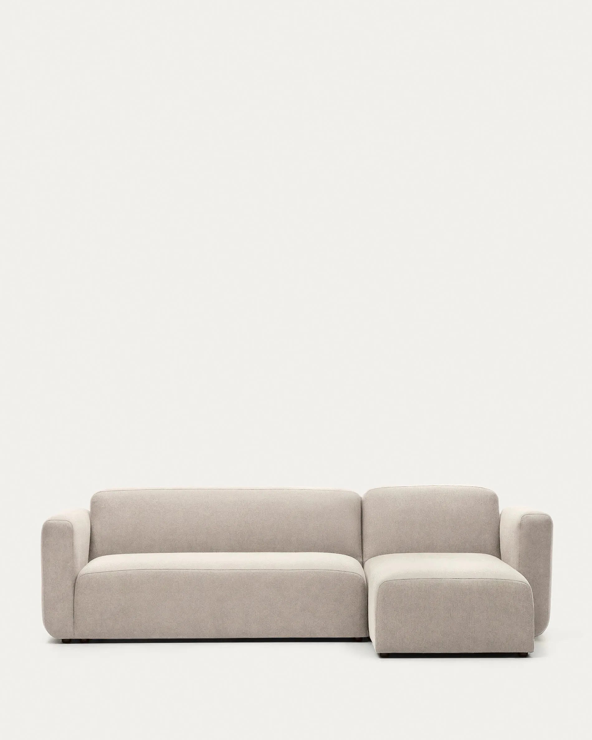 Elegantes, beiges 3-Sitzer-Sofa mit flexibler Chaiselongue, FSC-zertifiziert, ideal für große Räume.