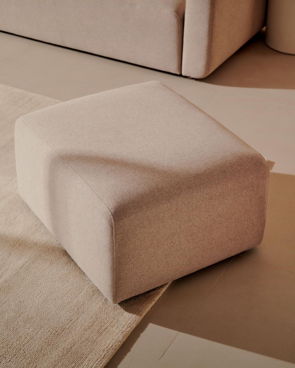 Neom Fußablagemodul in Beige 75 x 64 cm in Beige präsentiert im Onlineshop von KAQTU Design AG. Pouf ist von Kave Home