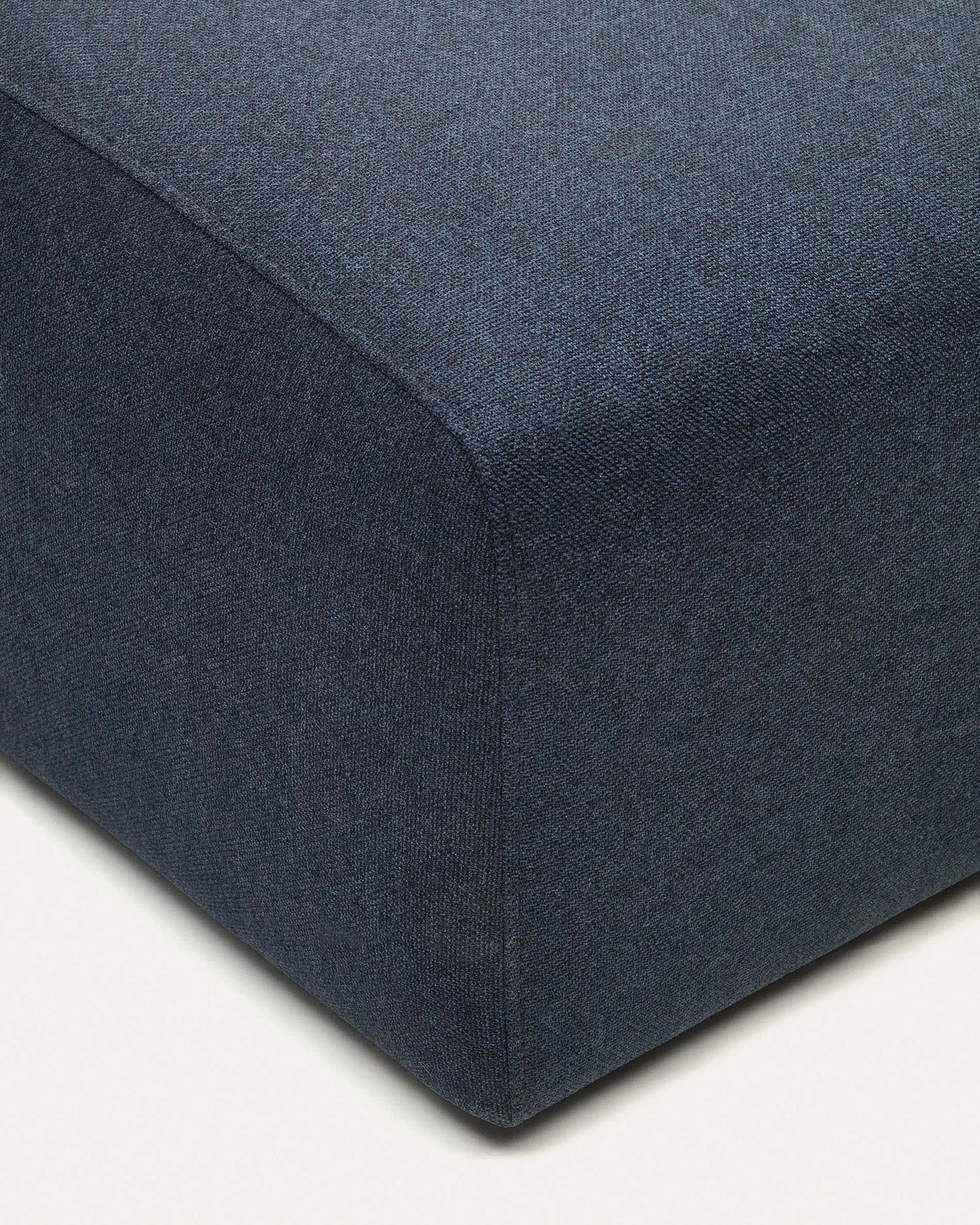 Neom Pouf Randmodul in Blau 75 x 89 cm FSC Mix Credit in Blau präsentiert im Onlineshop von KAQTU Design AG. Modulares Sofa ist von Kave Home