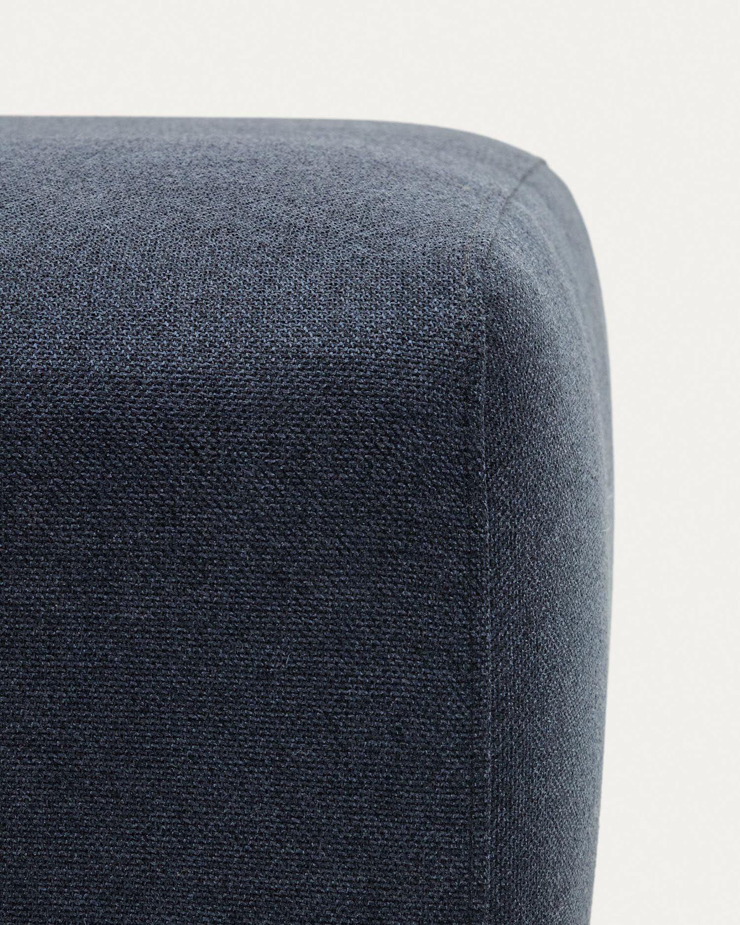 Neom Pouf Randmodul in Blau 75 x 89 cm FSC Mix Credit in Blau präsentiert im Onlineshop von KAQTU Design AG. Modulares Sofa ist von Kave Home