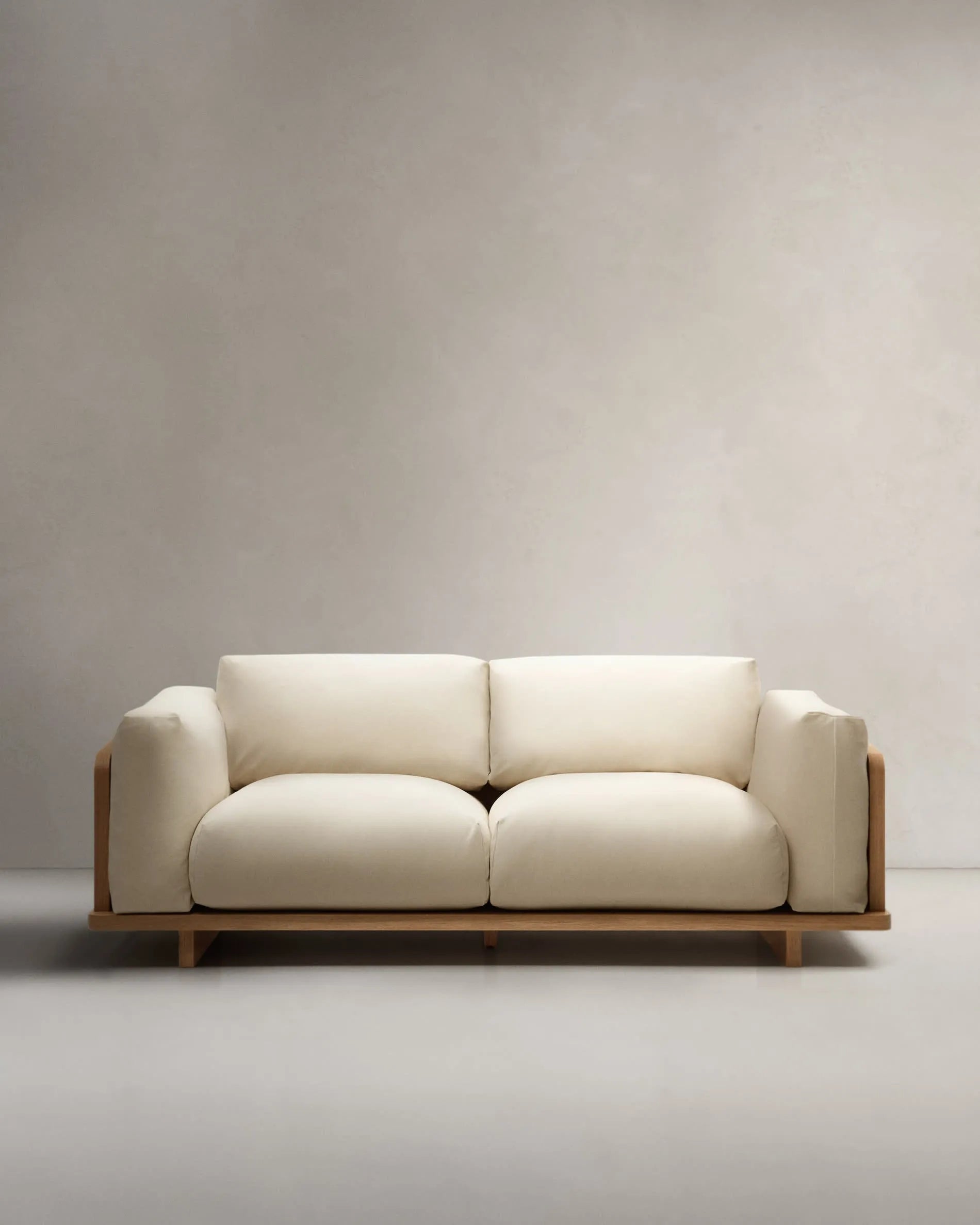 Elegantes, nachhaltiges 3-Sitzer-Sofa in Beige, 225 cm, FSC-Holz, Dauneneffekt, AR-kompatibel.