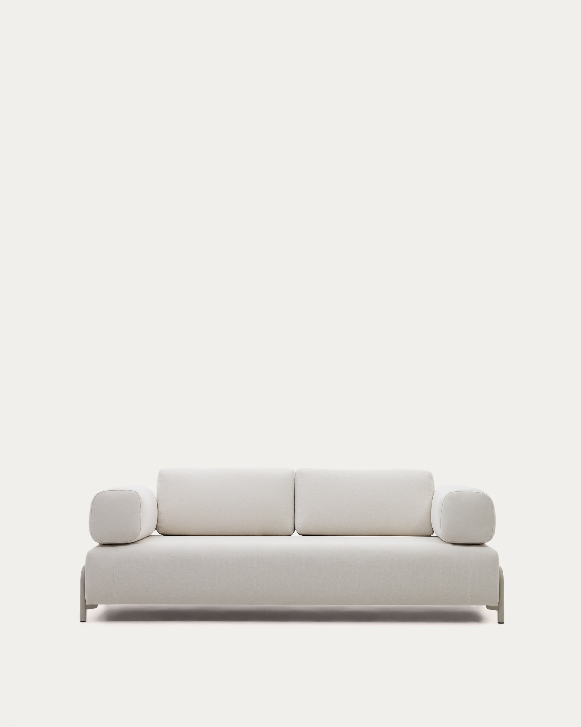 Compo 3-Sitzer-Sofa beige und Metallgestell beige 232 cm in Beige präsentiert im Onlineshop von KAQTU Design AG. 3er Sofa ist von Kave Home