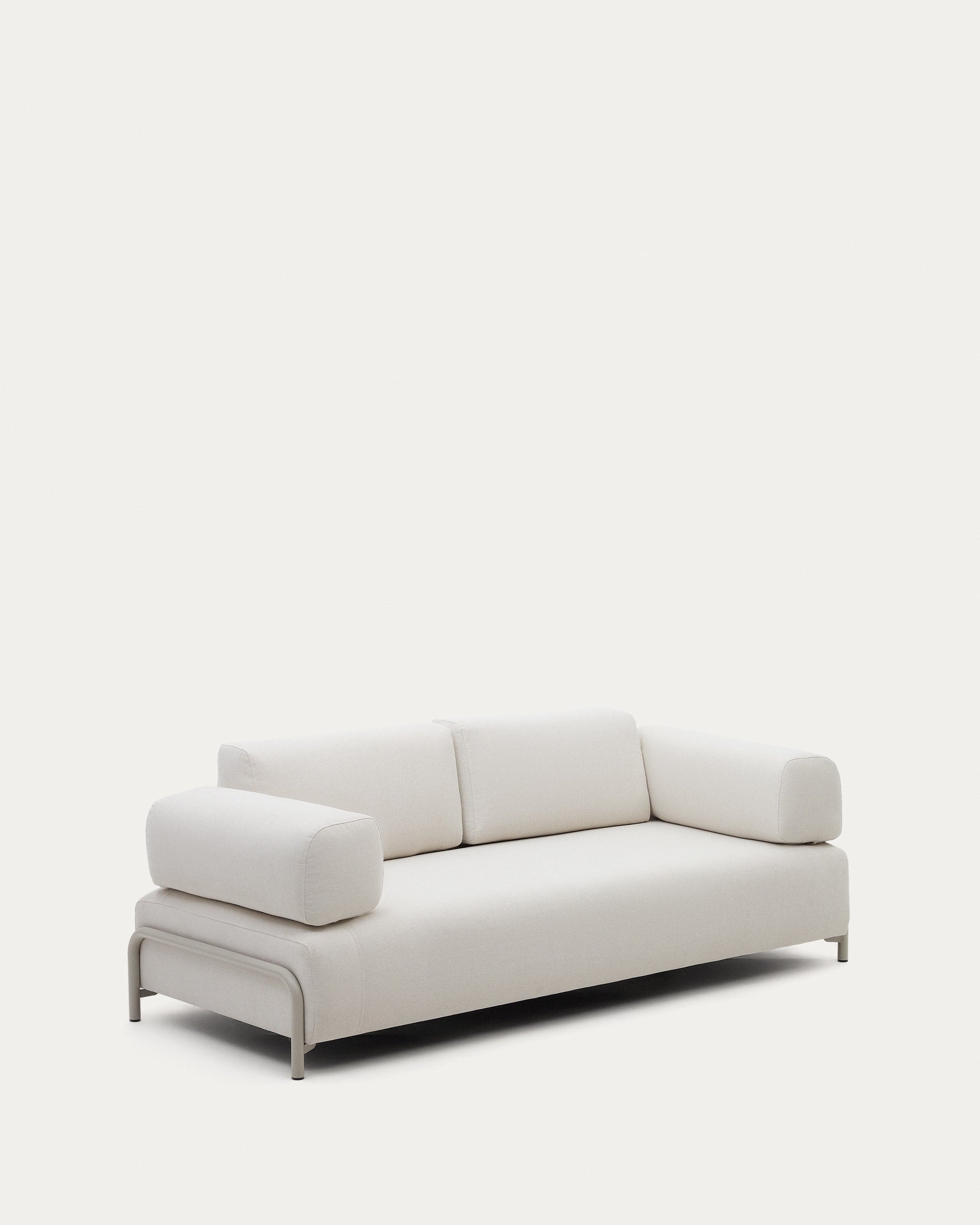 Compo 3-Sitzer-Sofa beige und Metallgestell beige 232 cm in Beige präsentiert im Onlineshop von KAQTU Design AG. 3er Sofa ist von Kave Home