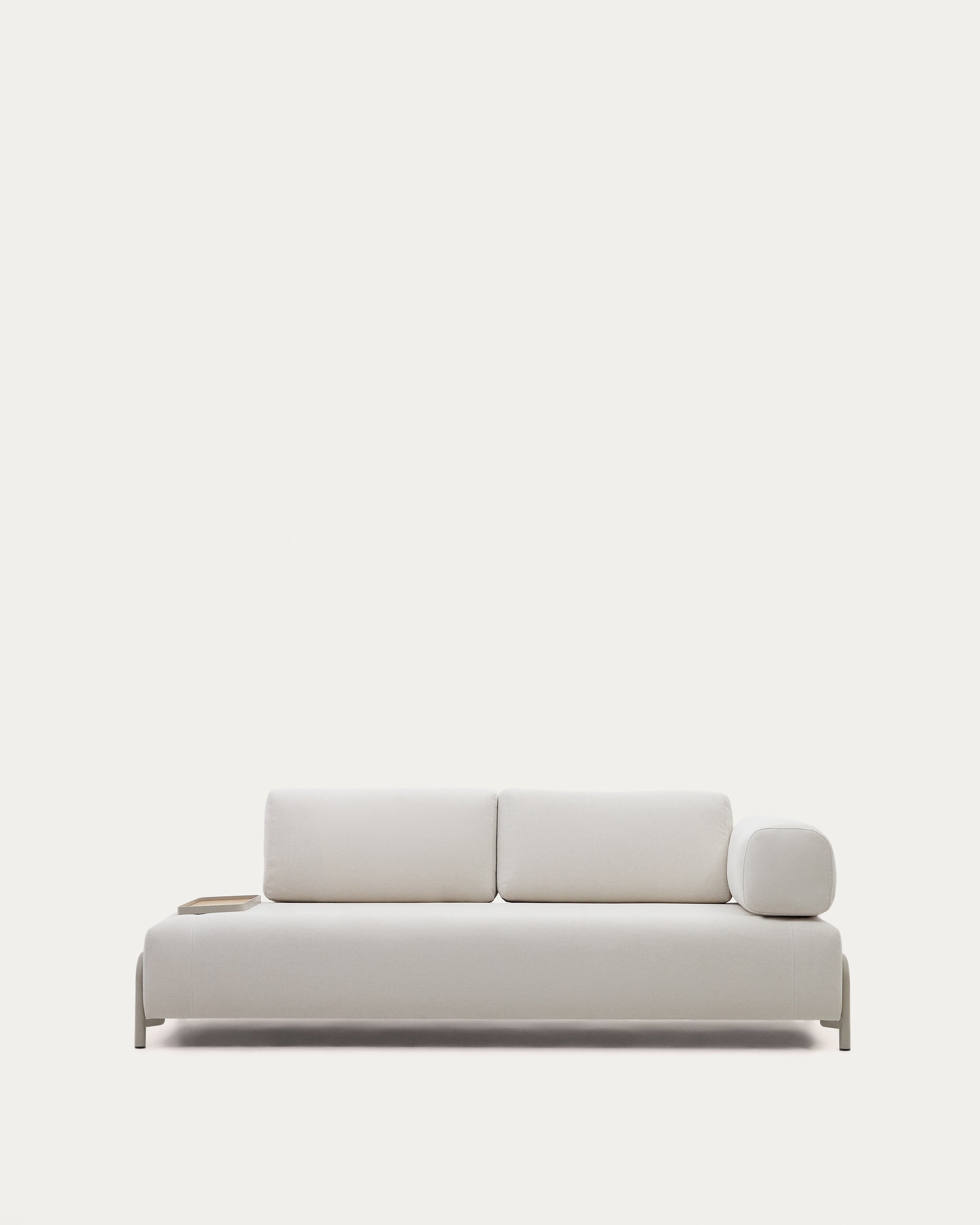 Compo 3-Sitzer-Sofa Beige, kleines Tablett Eichenfurnier und Metallgestell beige 232cm in Beige präsentiert im Onlineshop von KAQTU Design AG. 3er Sofa ist von Kave Home