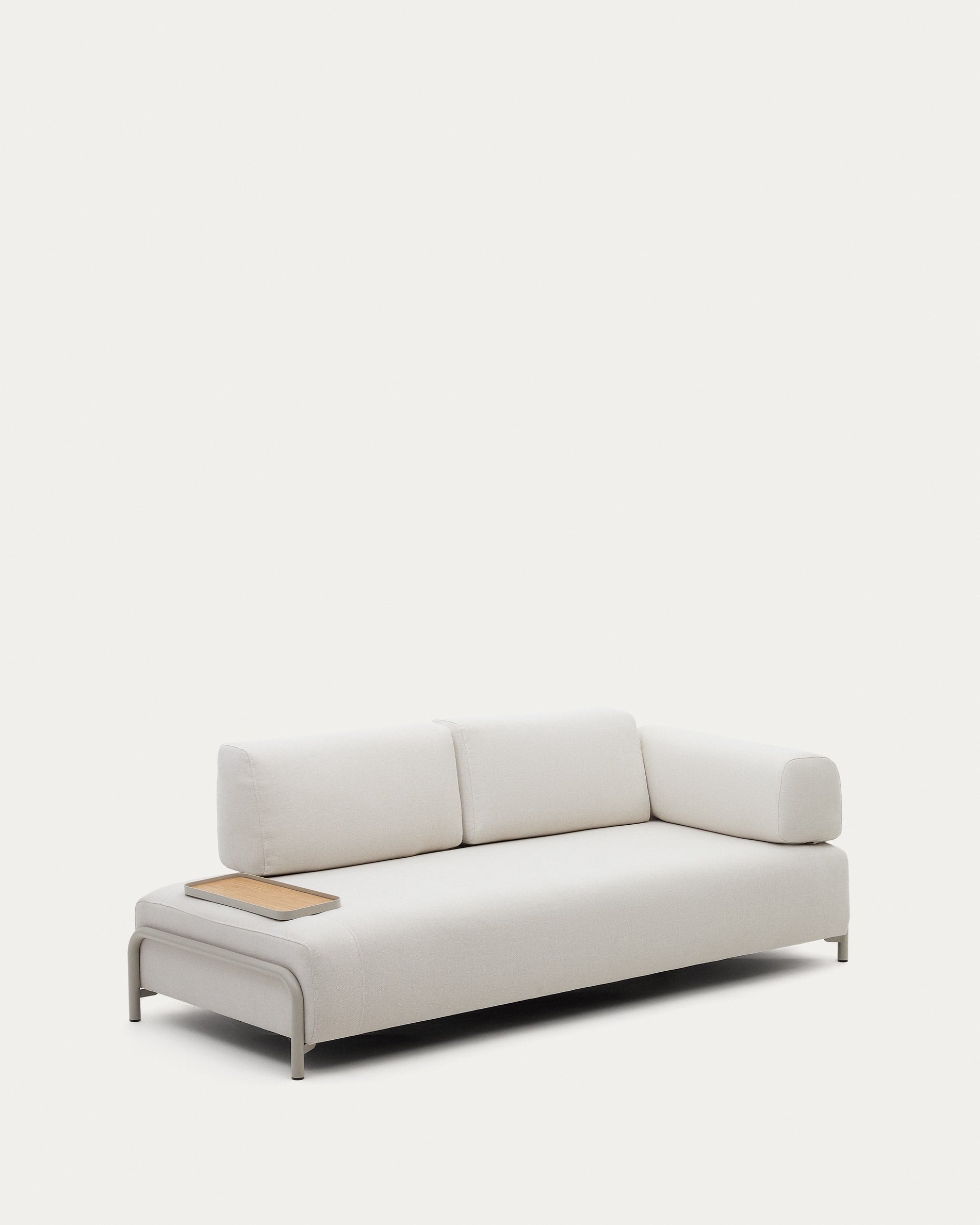 Compo 3-Sitzer-Sofa Beige, kleines Tablett Eichenfurnier und Metallgestell beige 232cm in Beige präsentiert im Onlineshop von KAQTU Design AG. 3er Sofa ist von Kave Home