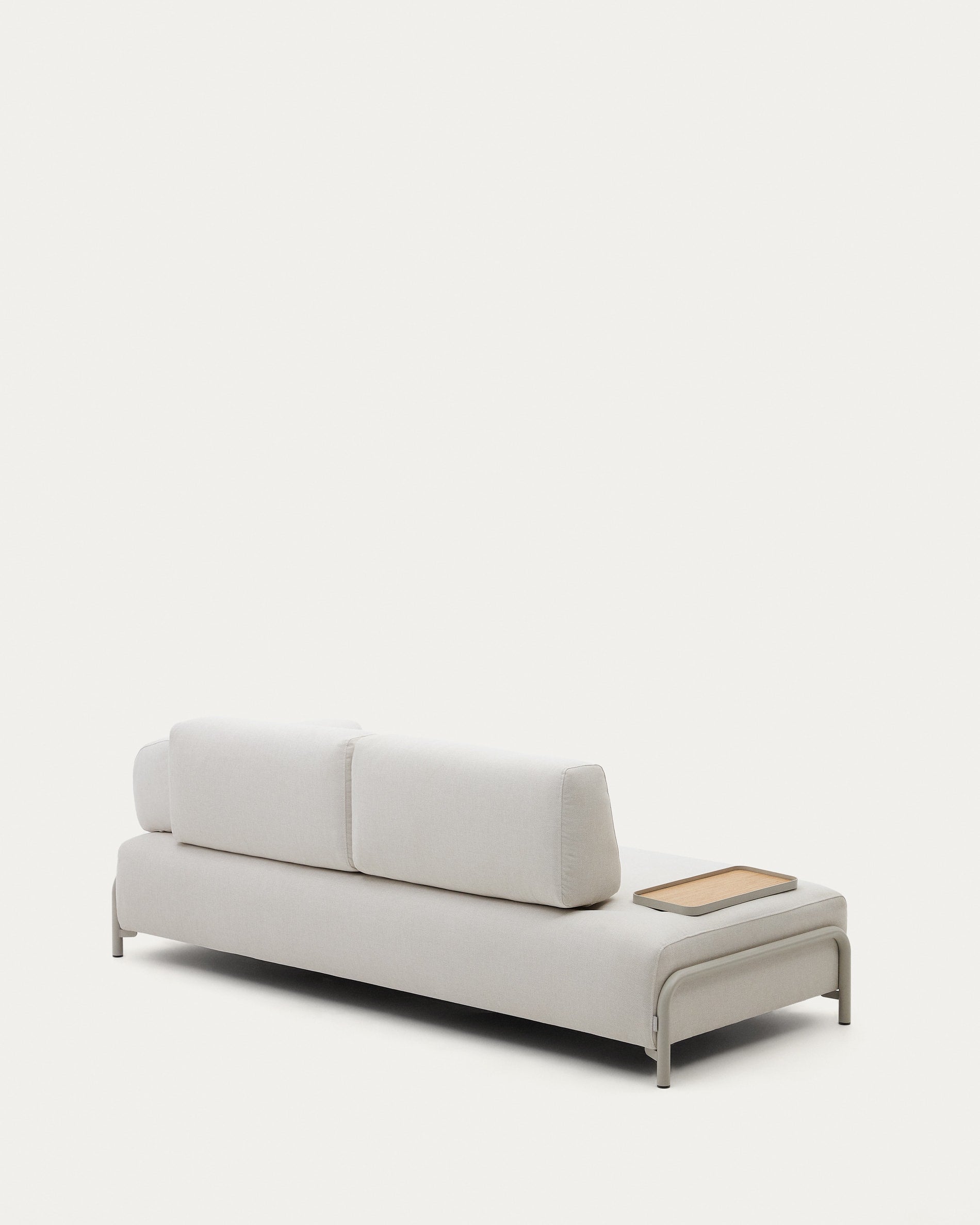 Compo 3-Sitzer-Sofa Beige, kleines Tablett Eichenfurnier und Metallgestell beige 232cm in Beige präsentiert im Onlineshop von KAQTU Design AG. 3er Sofa ist von Kave Home