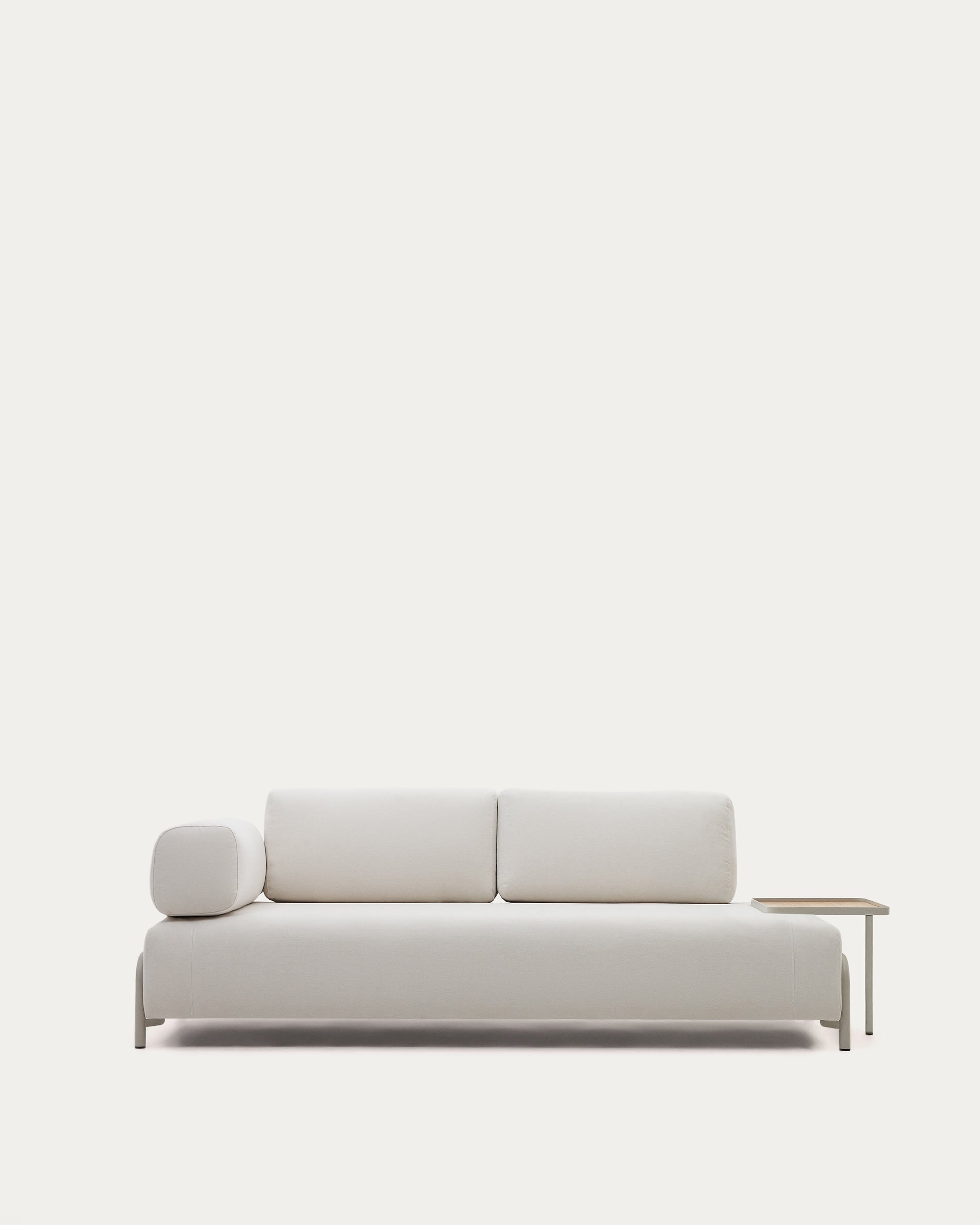 Compo 3-Sitzer-Sofa Chenille Beige, grosses Tablett Eichenfurnier Metallgestell beige 232cm in Beige präsentiert im Onlineshop von KAQTU Design AG. 3er Sofa ist von Kave Home