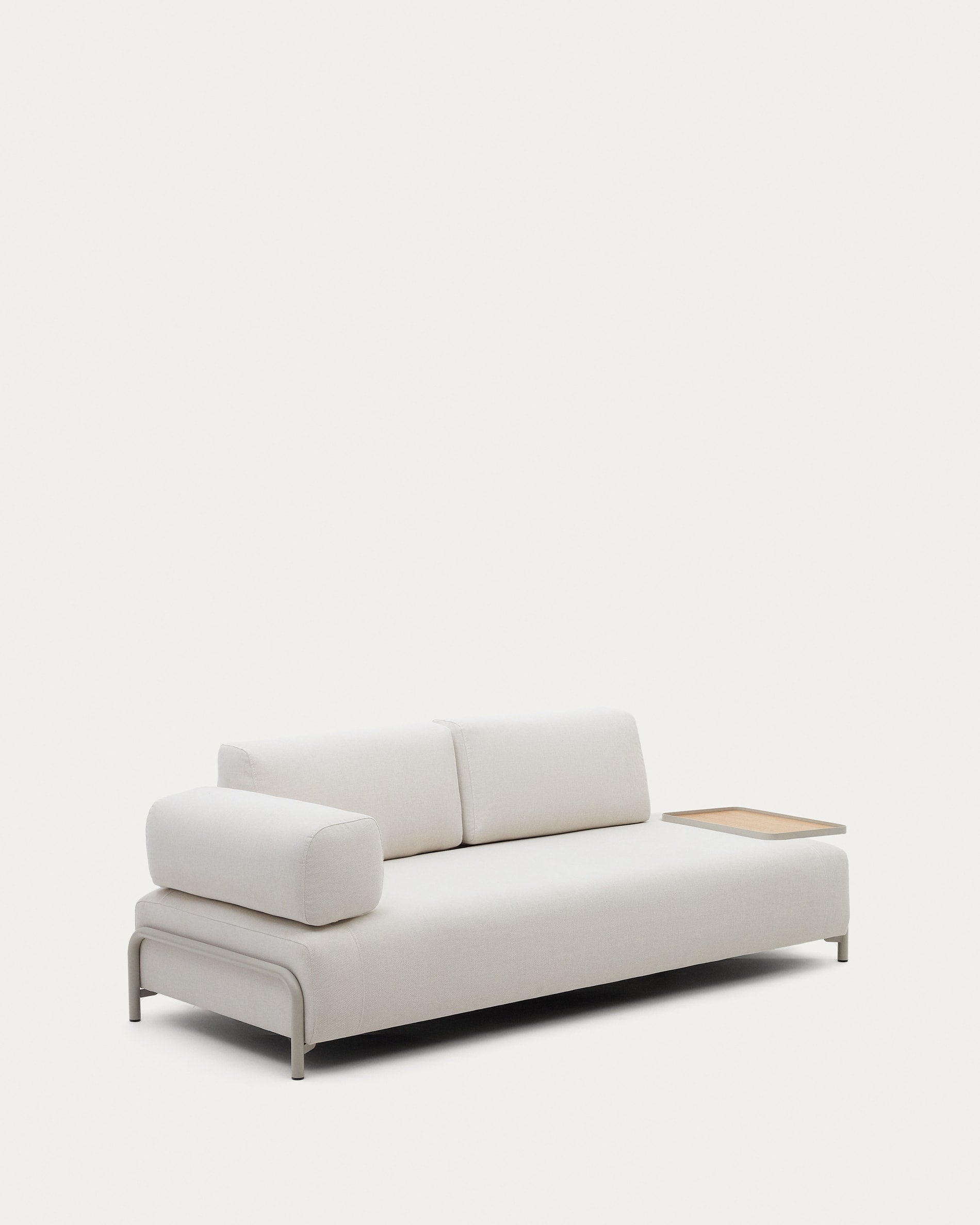 Compo 3-Sitzer-Sofa Chenille Beige, grosses Tablett Eichenfurnier Metallgestell beige 232cm in Beige präsentiert im Onlineshop von KAQTU Design AG. 3er Sofa ist von Kave Home