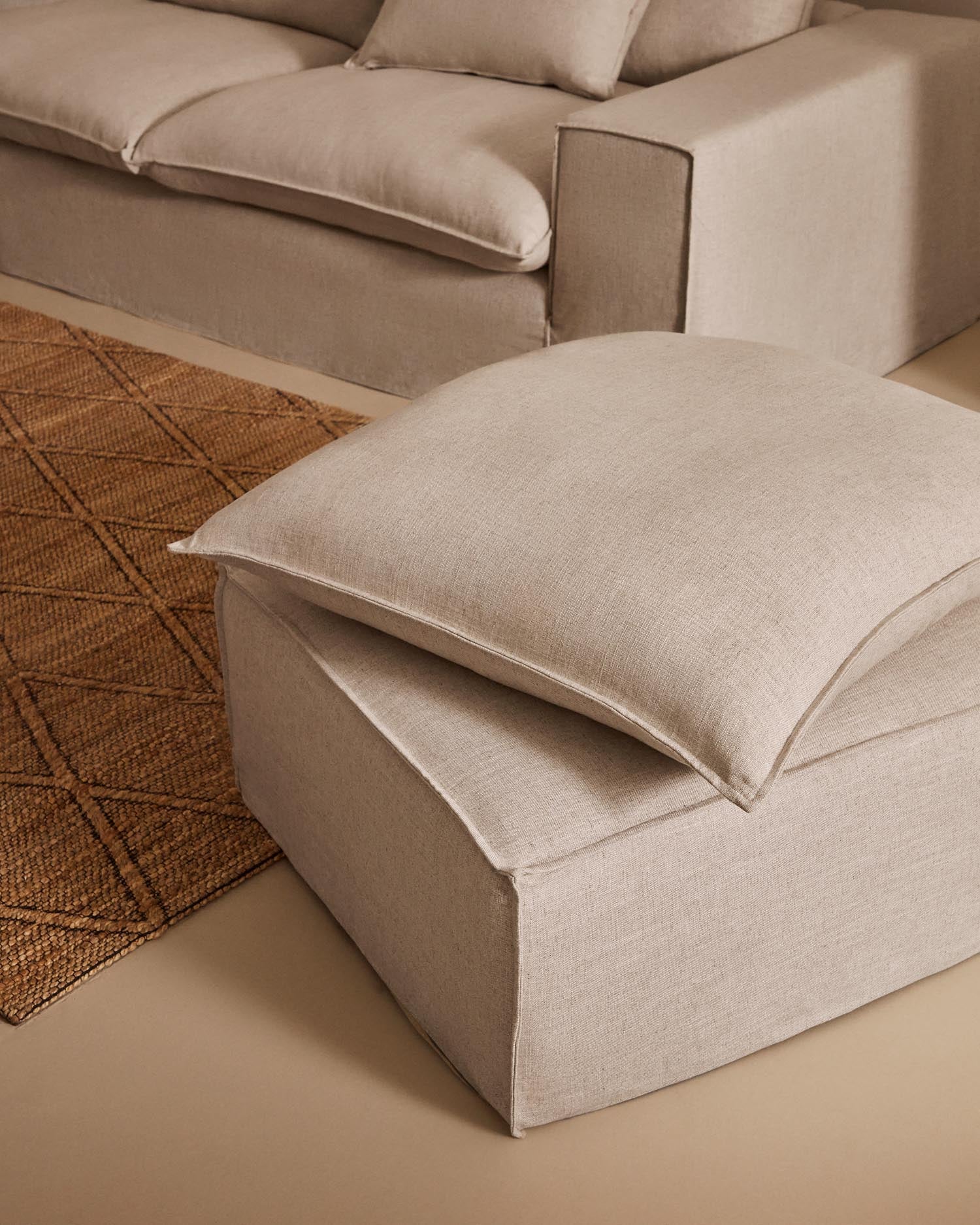 Anarela Fussablage mit abnehmbarem Bezug und Kissen aus Leinen Beige 80 x 80 cm in Beige präsentiert im Onlineshop von KAQTU Design AG. Ottoman ist von Kave Home