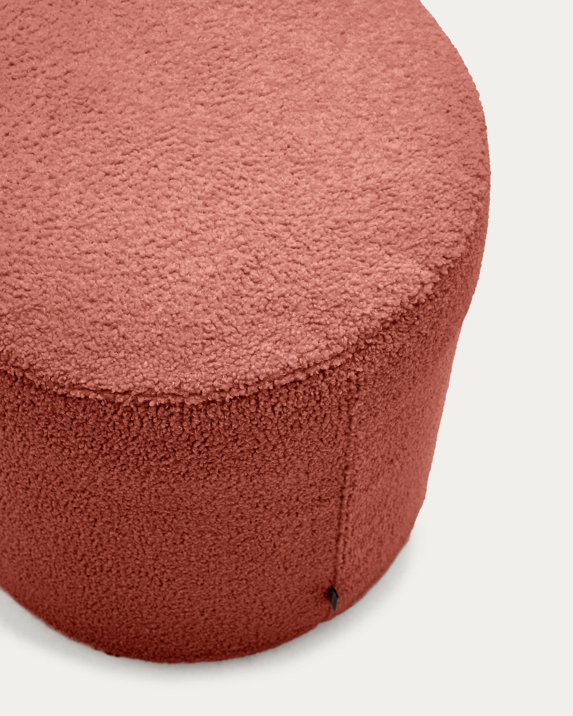 Fusshocker Kaeli mit abnehmbarem Bezug in terrakottafarbenem Bouclé Ø 43 cm in Terrakotta präsentiert im Onlineshop von KAQTU Design AG. Ottoman ist von Kave Home