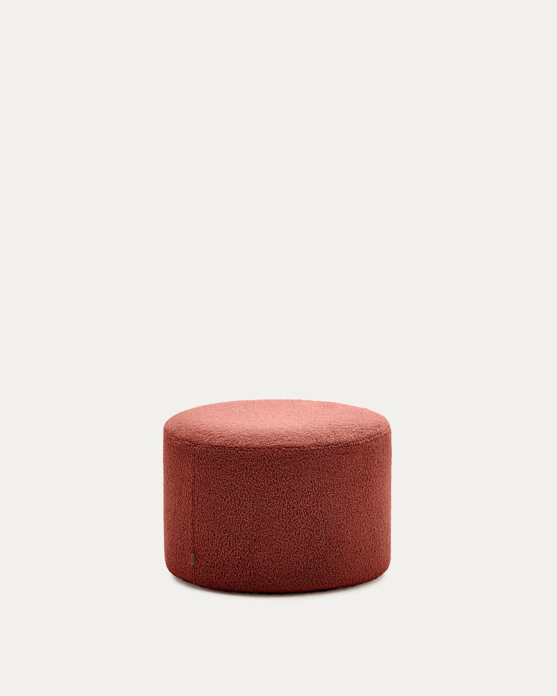 Fusshocker Kaeli mit abnehmbarem Bezug in terrakottafarbenem Bouclé Ø 60 cm in Terrakotta präsentiert im Onlineshop von KAQTU Design AG. Ottoman ist von Kave Home