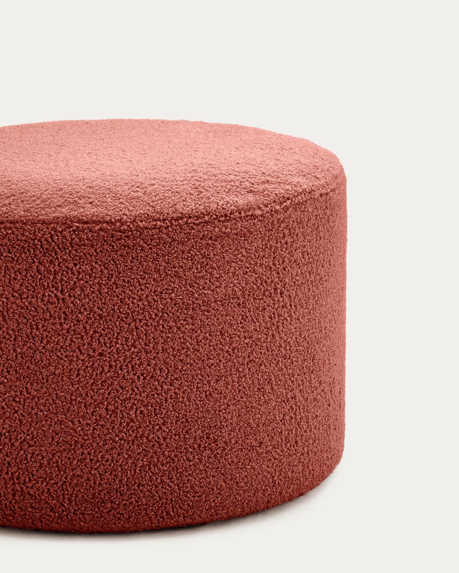 Fusshocker Kaeli mit abnehmbarem Bezug in terrakottafarbenem Bouclé Ø 60 cm in Terrakotta präsentiert im Onlineshop von KAQTU Design AG. Ottoman ist von Kave Home