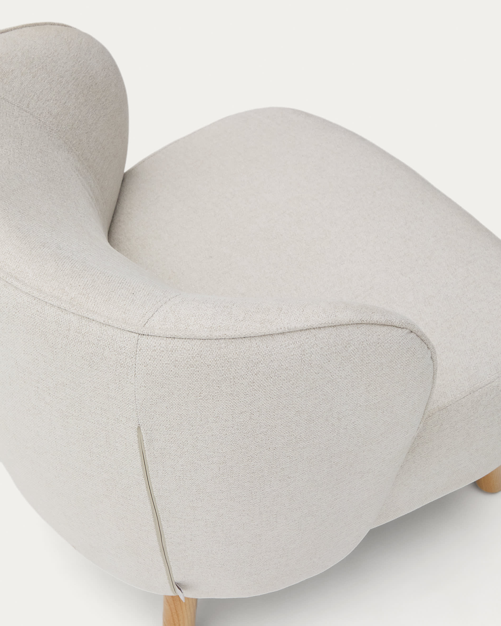 Sessel Ulit aus beigefarbenem Chenille und Beinen aus massivem Buchenholz mit natürlichem Finish in Beige präsentiert im Onlineshop von KAQTU Design AG. Sessel ist von Kave Home