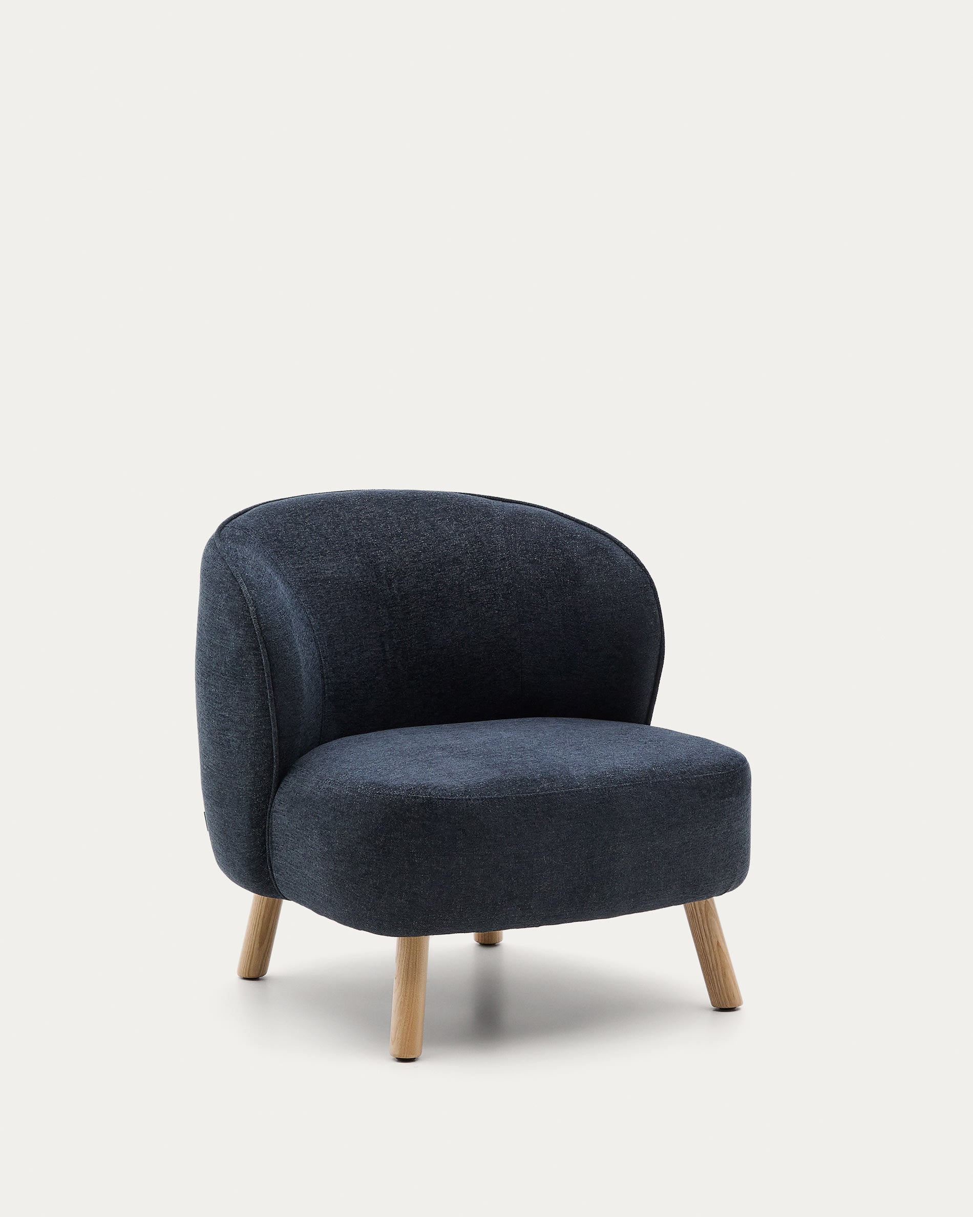 Sessel Ulit aus blau-grauem Chenille und Beinen aus massivem Buchenholz mit natürlichem Finish. in Dunkelgrau präsentiert im Onlineshop von KAQTU Design AG. Sessel ist von Kave Home