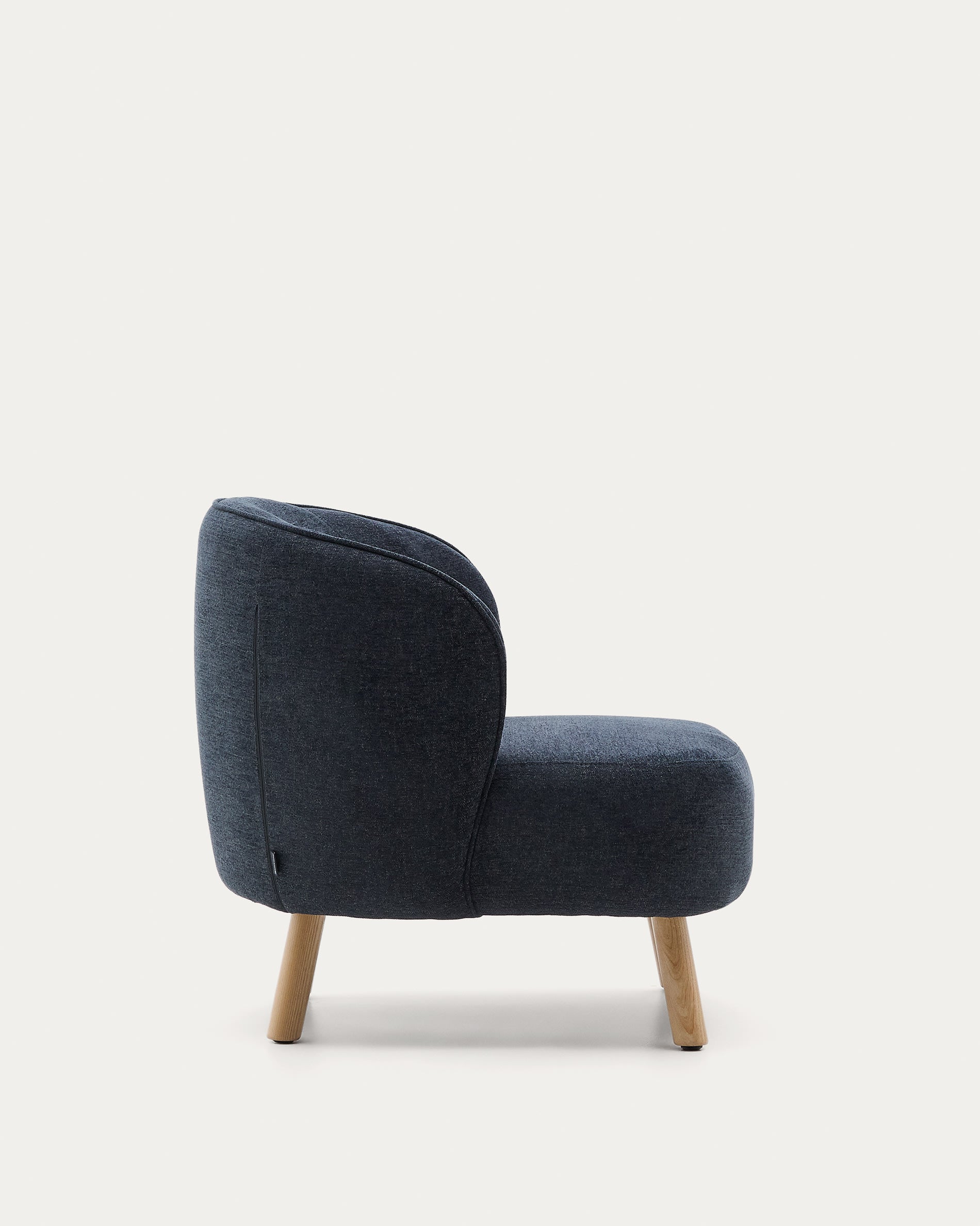 Sessel Ulit aus blau-grauem Chenille und Beinen aus massivem Buchenholz mit natürlichem Finish. in Dunkelgrau präsentiert im Onlineshop von KAQTU Design AG. Sessel ist von Kave Home