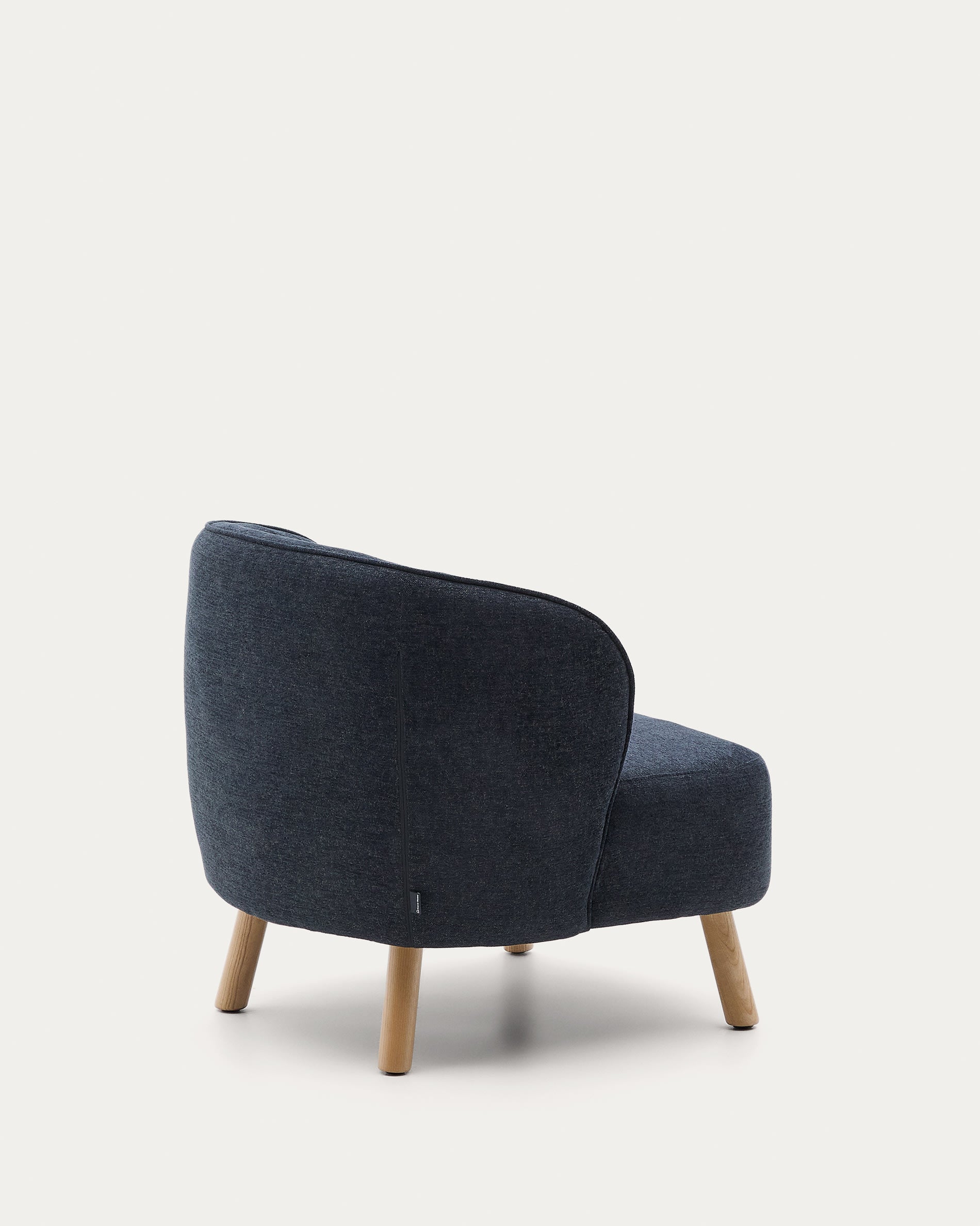 Sessel Ulit aus blau-grauem Chenille und Beinen aus massivem Buchenholz mit natürlichem Finish. in Dunkelgrau präsentiert im Onlineshop von KAQTU Design AG. Sessel ist von Kave Home