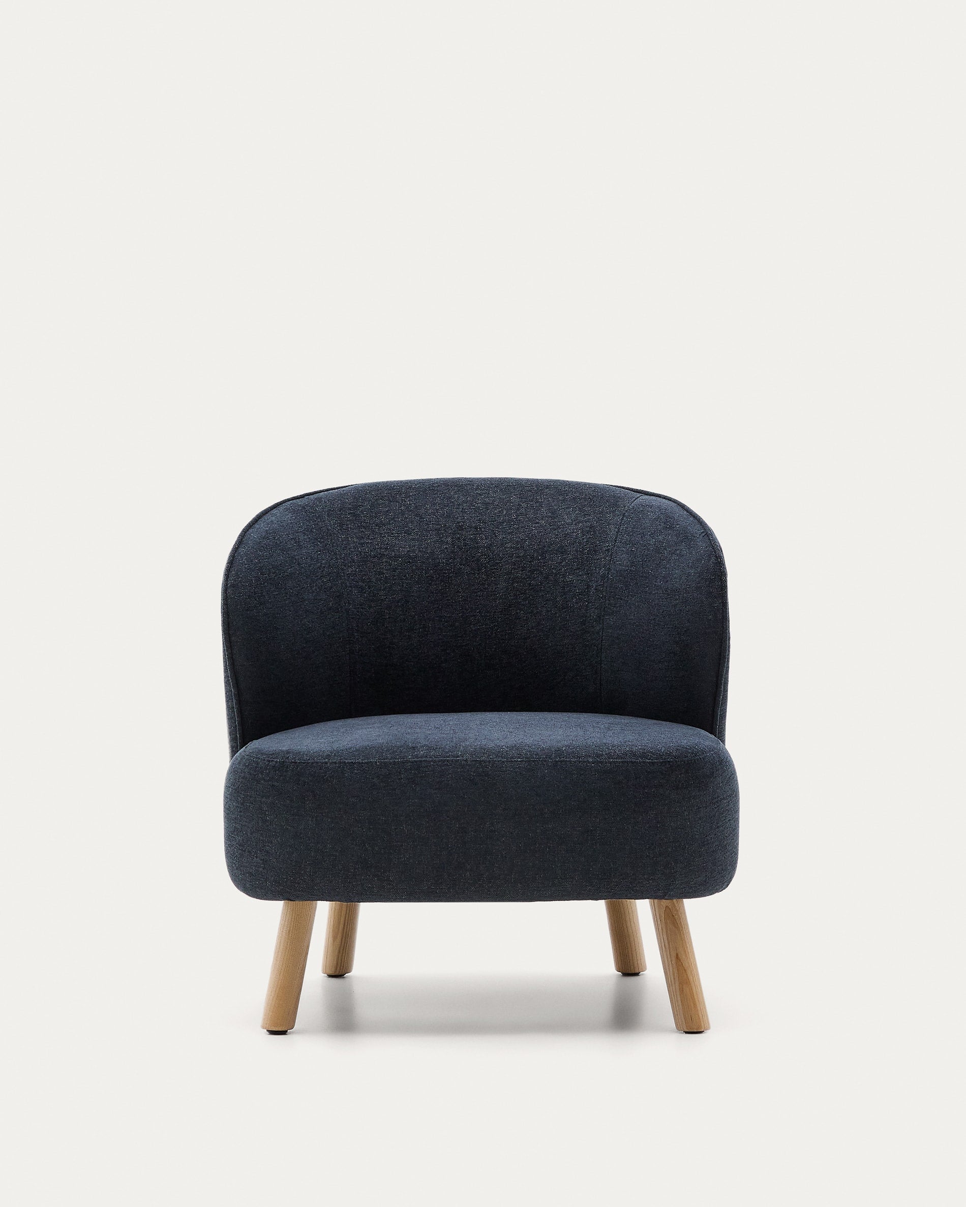 Sessel Ulit aus blau-grauem Chenille und Beinen aus massivem Buchenholz mit natürlichem Finish. in Dunkelgrau präsentiert im Onlineshop von KAQTU Design AG. Sessel ist von Kave Home