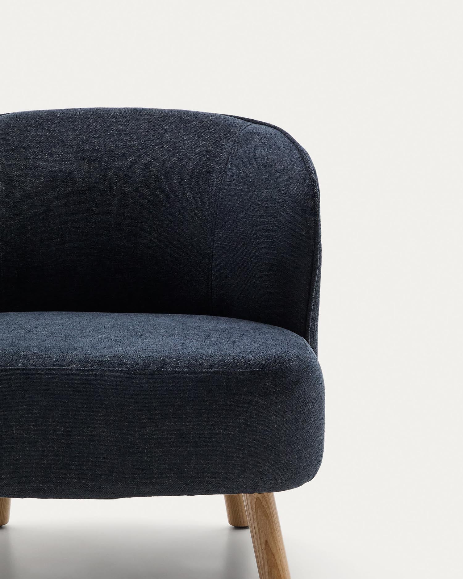 Sessel Ulit aus blau-grauem Chenille und Beinen aus massivem Buchenholz mit natürlichem Finish. in Dunkelgrau präsentiert im Onlineshop von KAQTU Design AG. Sessel ist von Kave Home