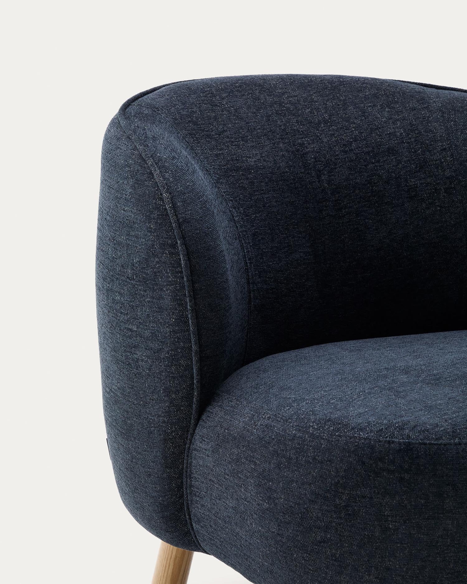 Sessel Ulit aus blau-grauem Chenille und Beinen aus massivem Buchenholz mit natürlichem Finish. in Dunkelgrau präsentiert im Onlineshop von KAQTU Design AG. Sessel ist von Kave Home