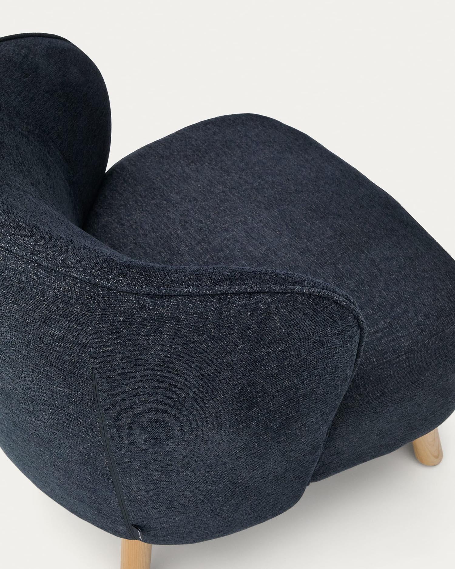 Sessel Ulit aus blau-grauem Chenille und Beinen aus massivem Buchenholz mit natürlichem Finish. in Dunkelgrau präsentiert im Onlineshop von KAQTU Design AG. Sessel ist von Kave Home