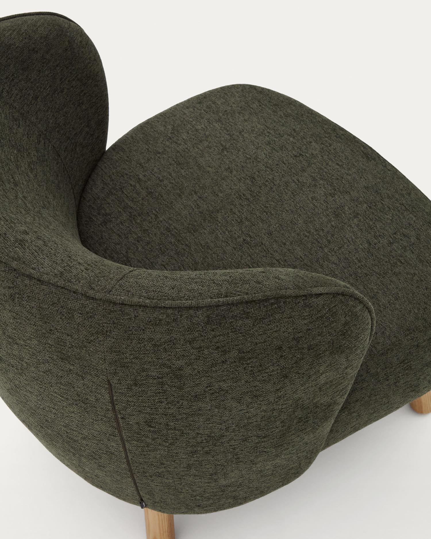 Sessel Ulit aus grünem Chenille und Beinen aus massivem Buchenholz mit natürlichem Finish in Grün präsentiert im Onlineshop von KAQTU Design AG. Sessel ist von Kave Home