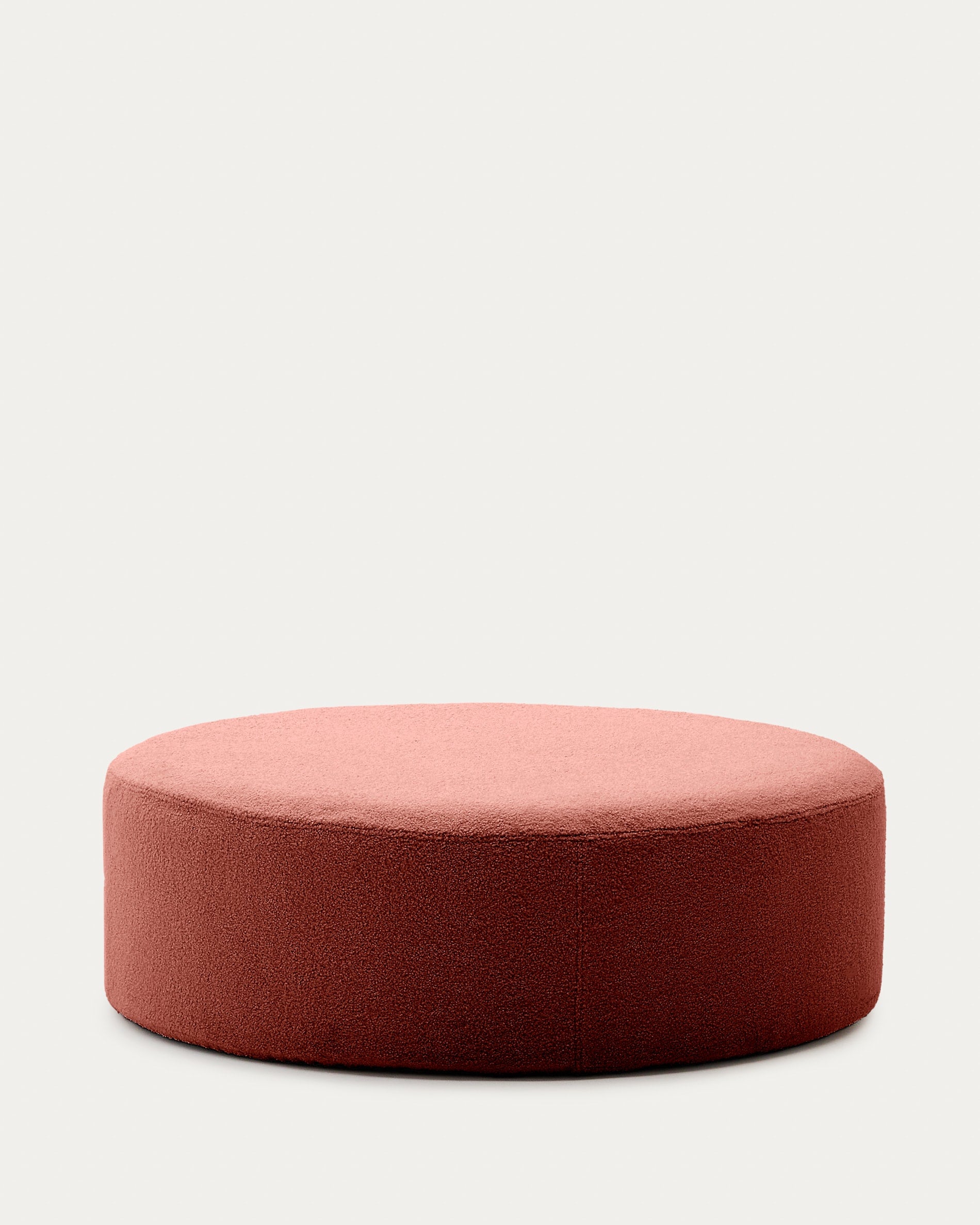 Fusshocker Kaeli mit abnehmbarem Bezug in terrakottafarbenem Bouclé Ø 120 cm in Terrakotta präsentiert im Onlineshop von KAQTU Design AG. Ottoman ist von Kave Home