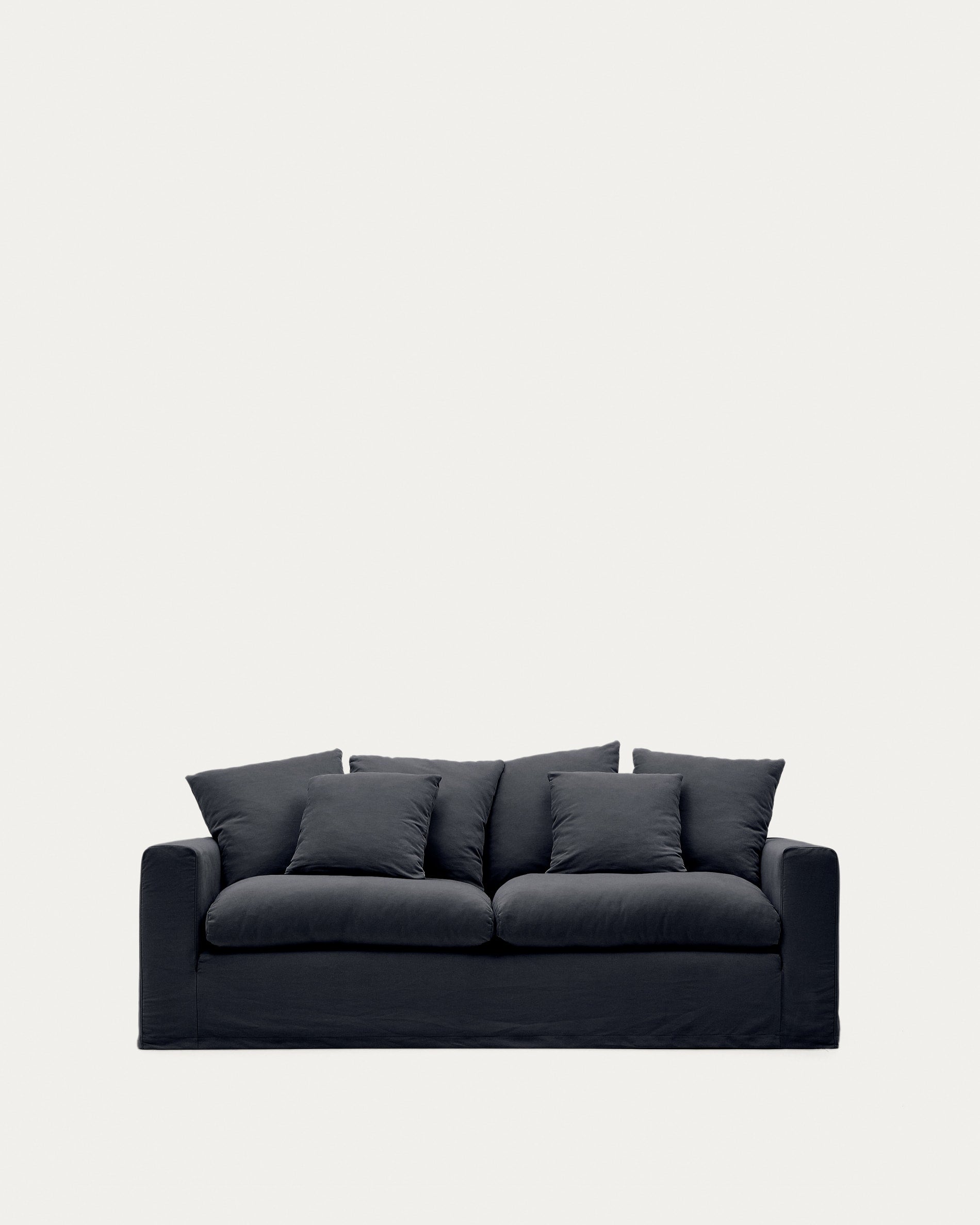 Nora 3 Sitzer Sofa mit abziehbaren Kissenbezügen aus Leinen und Baumwolle anthrazitgrau 240 cm in Graphit präsentiert im Onlineshop von KAQTU Design AG. 3er Sofa ist von Kave Home