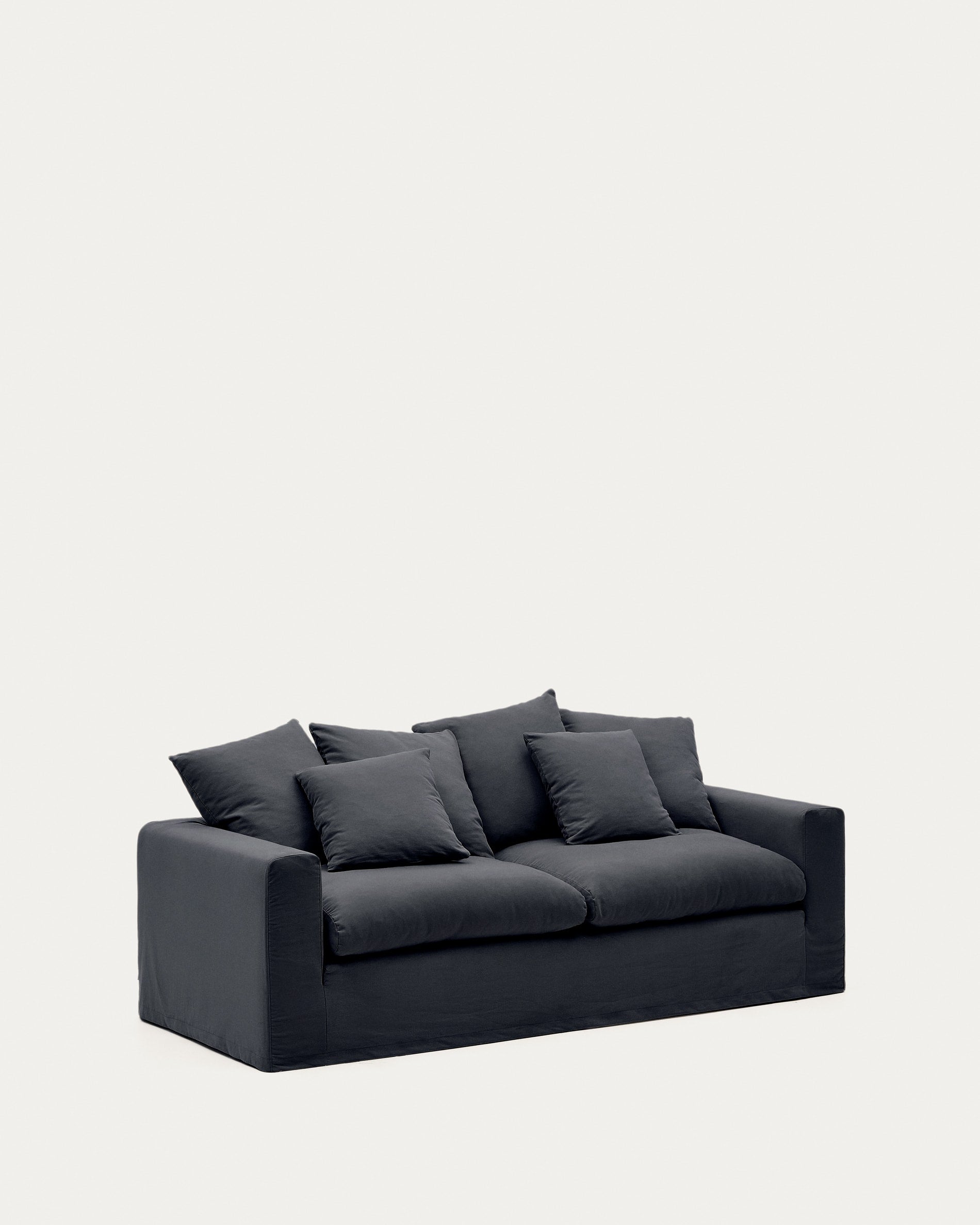 Nora 3 Sitzer Sofa mit abziehbaren Kissenbezügen aus Leinen und Baumwolle anthrazitgrau 240 cm in Graphit präsentiert im Onlineshop von KAQTU Design AG. 3er Sofa ist von Kave Home