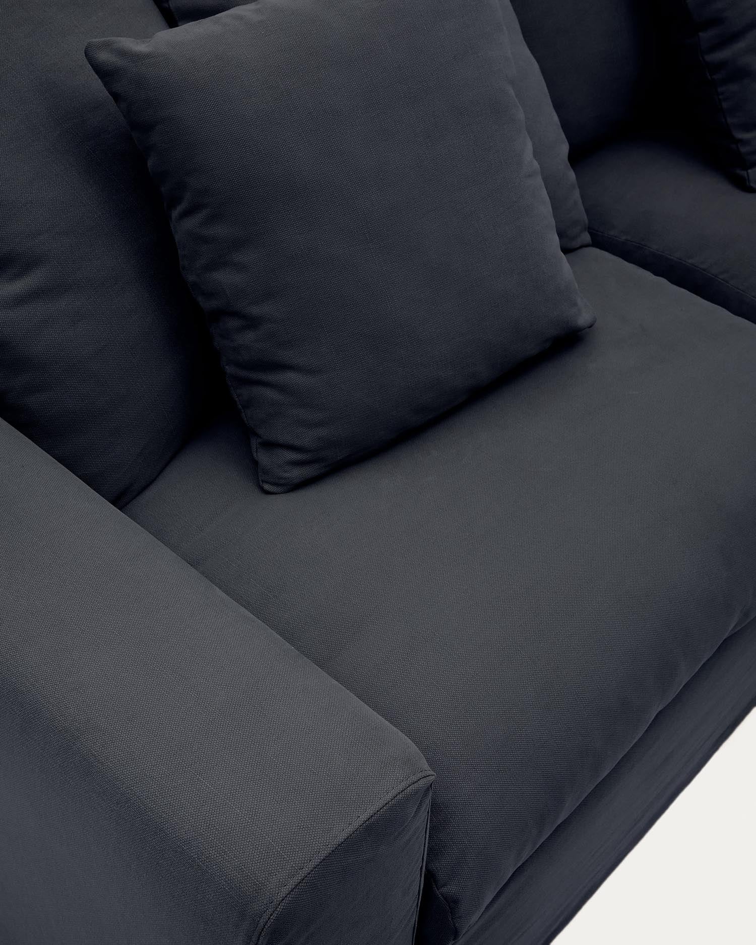 Nora 3 Sitzer Sofa mit abziehbaren Kissenbezügen aus Leinen und Baumwolle anthrazitgrau 240 cm in Graphit präsentiert im Onlineshop von KAQTU Design AG. 3er Sofa ist von Kave Home